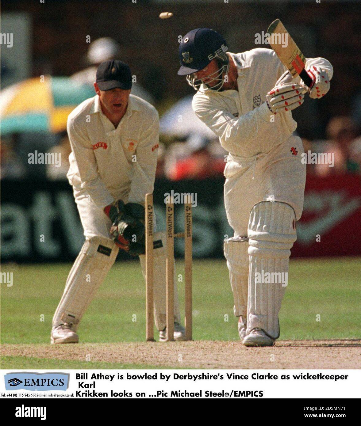 Bill Athey est sous la direction de Vince Clarke, de Derbyshire, en tant que gardien de cricket KarlrKrikken regarde Banque D'Images