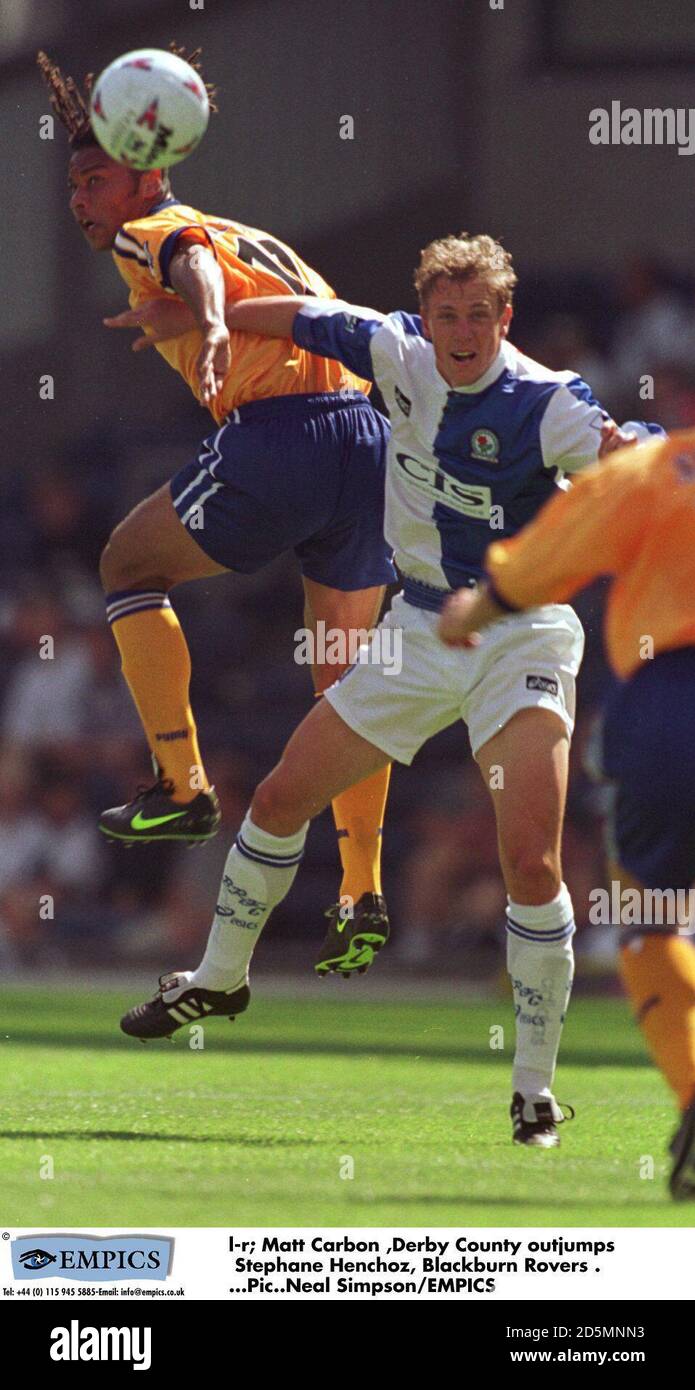 l-r; Matt Carbon, Derby County Outjumps Stephane Henchoz, Blackburn Rovers Banque D'Images