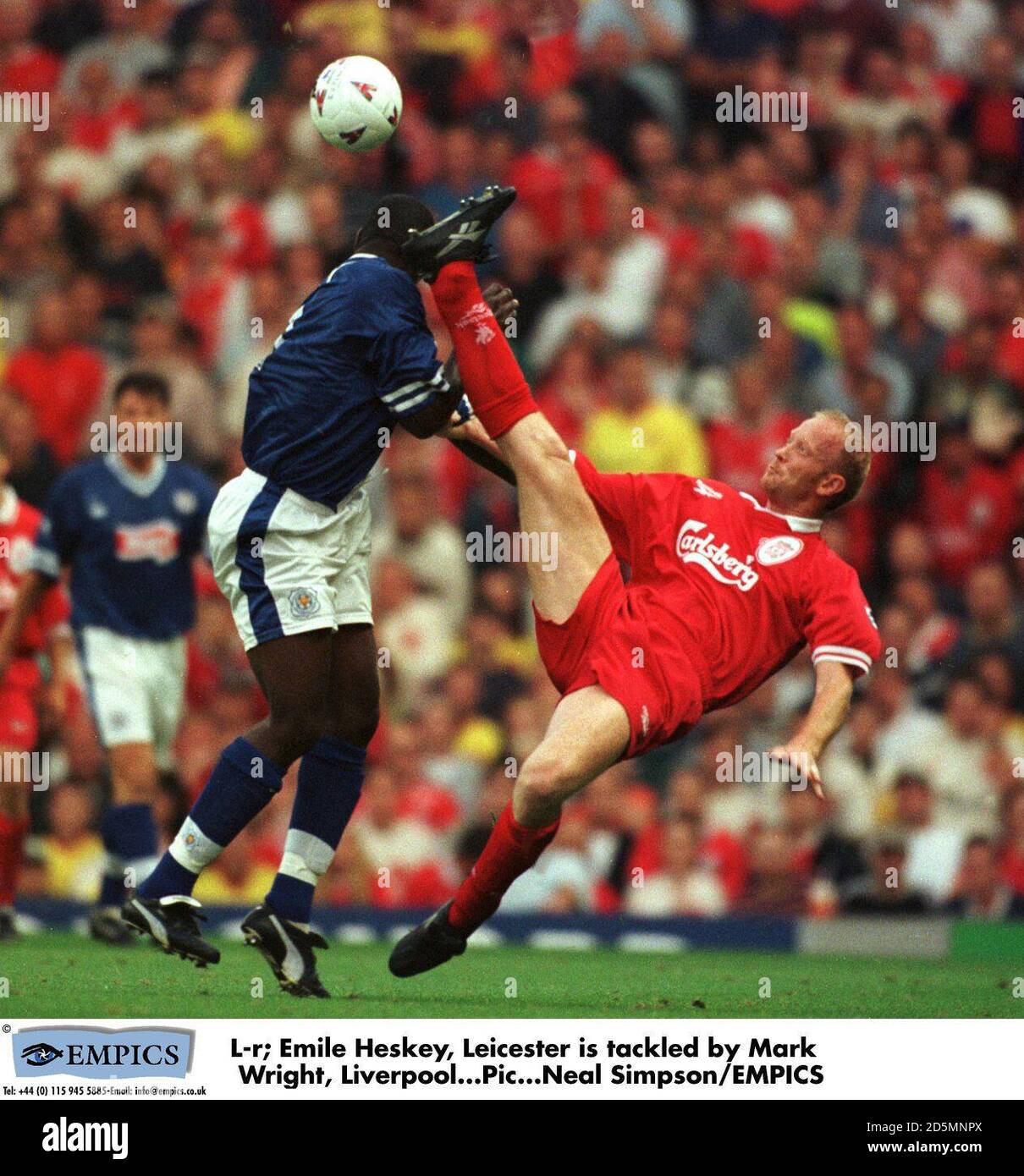 L-r; Emile Heskey, Leicester est attaqué par Mark Wright, Liverpool Banque D'Images