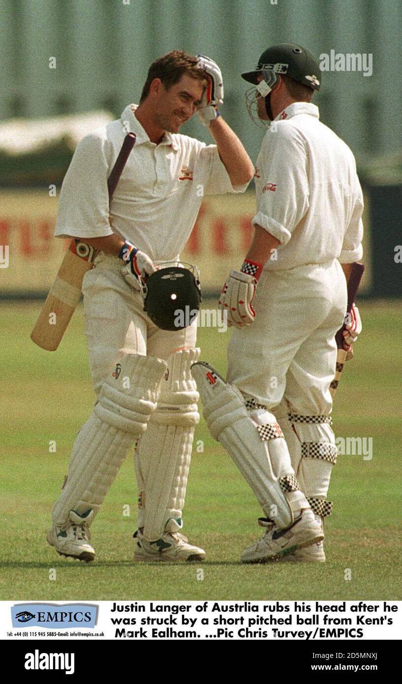 Justin Langer (à gauche) d'Australie se frotte la tête après qu'il a été frappé par une balle courte de Mark Ealham de Kent. Banque D'Images