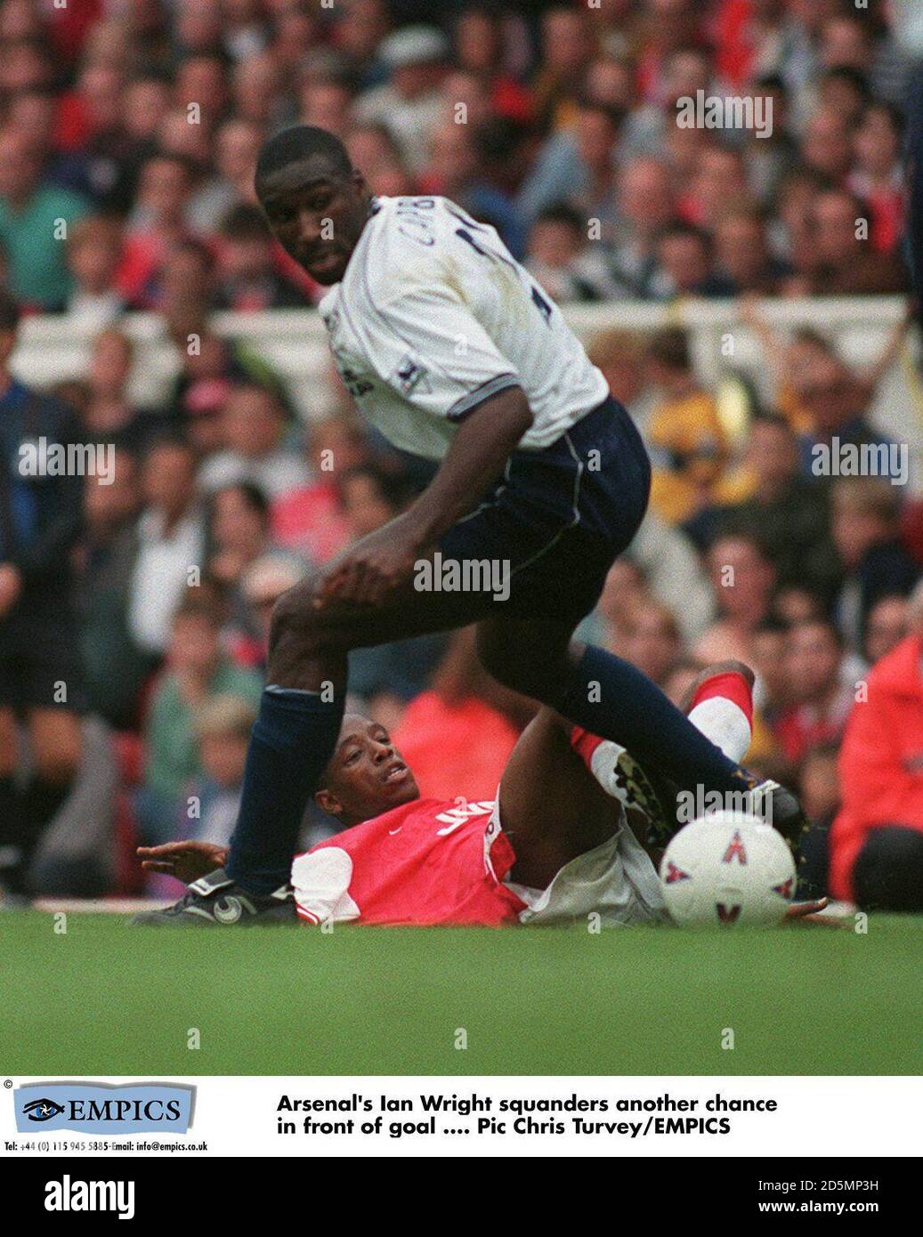 Ian Wright d'Arsenal (sur le sol) Perd le ballon au sol Campbell de Tottenham Hotspur (au centre) Banque D'Images