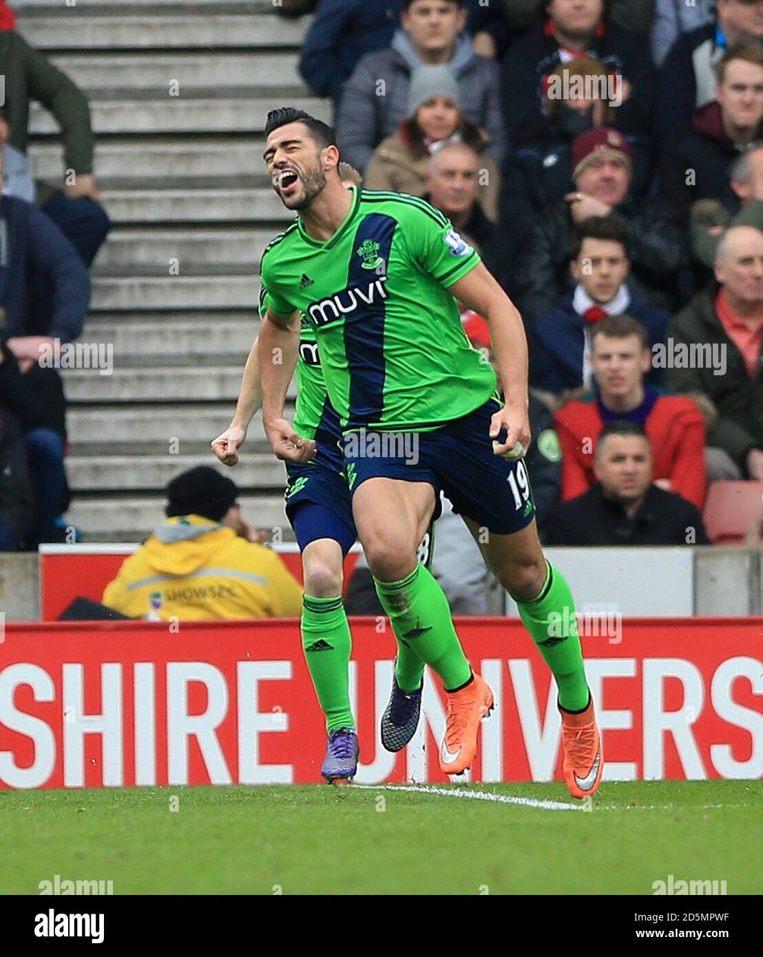 Graziano Pelle de Southampton (à gauche) célèbre le premier but de son côté contre Stoke City avec Steven Davis. Banque D'Images