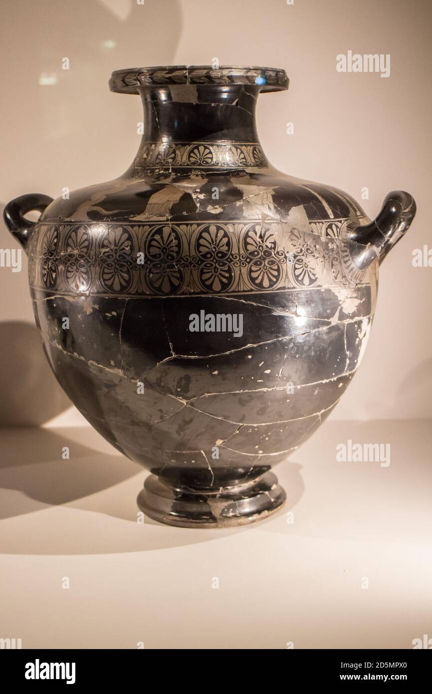 Exposition : Terre ! Echelles mythiques en Méditéranée,Musée d'Histoire de Marseille du 17/7/2020 au 3/1/2021,Hydria (Calpis) Héracles dans le jardin Hesperides du 5e siècle Banque D'Images