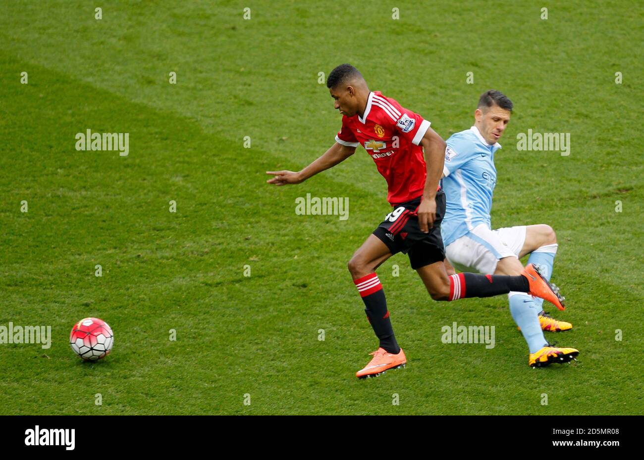 Marcus Rashford de Manchester United passe devant Martin Demichelis de Manchester City pour marquer Banque D'Images