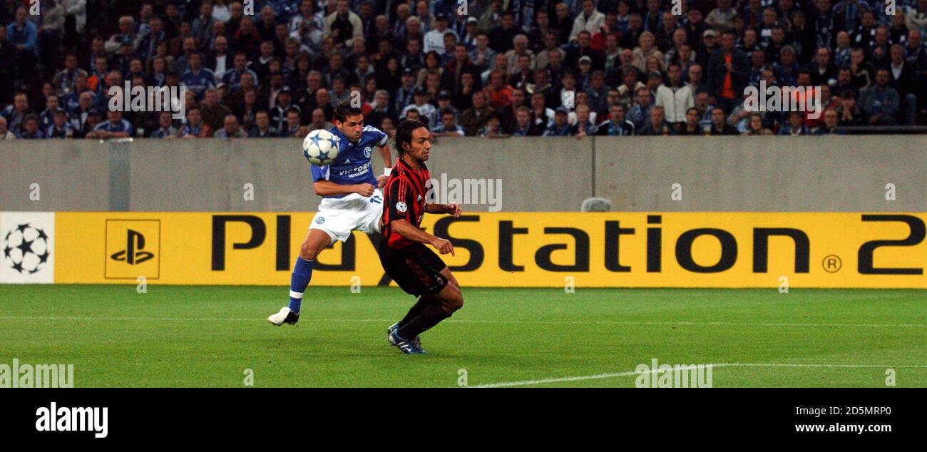 Lincoln de Schalke et Alessandro Nesta d'AC Milan se battent pour le bille Banque D'Images
