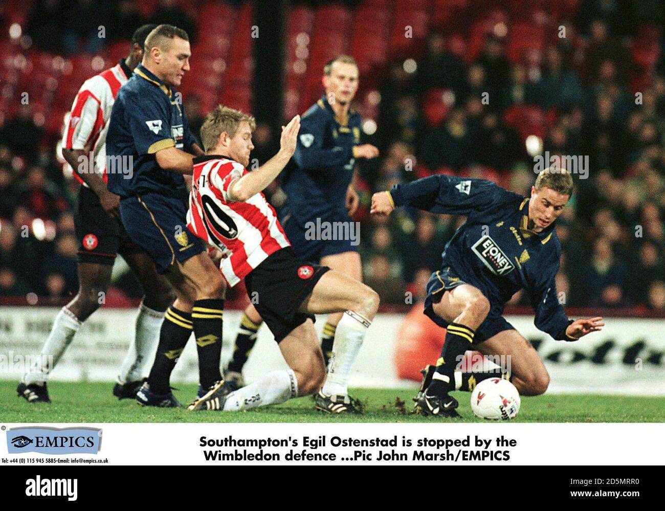 Egile Ostenstad (centre) de Southampton est arrêté par Chris Perry de Wimbledon (À droite) comme Vinnie Jones de Wimbledon (à gauche) regarde dessus Banque D'Images