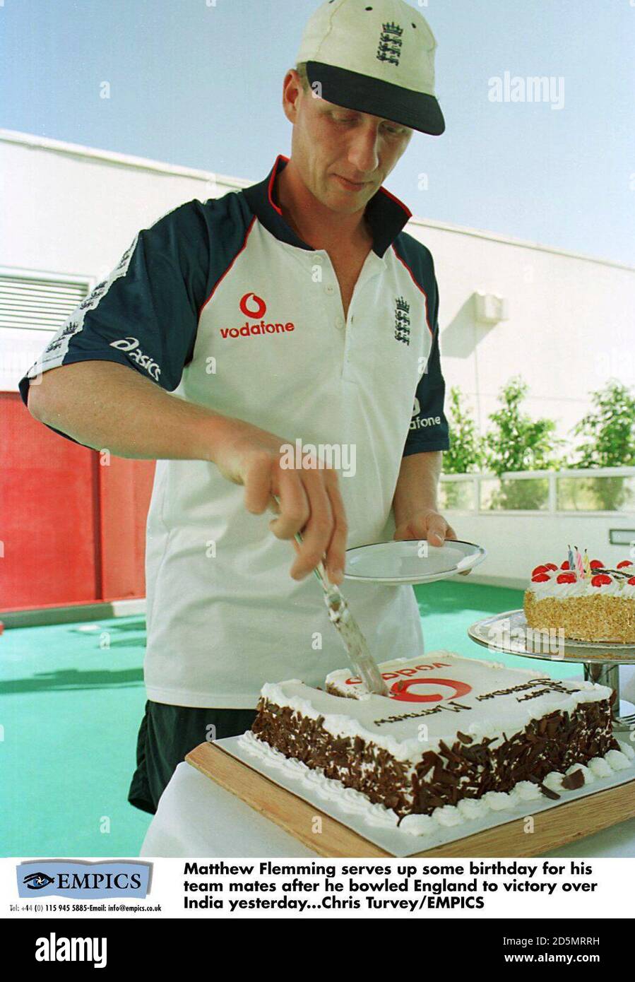 Matthew Flemming L Anglais Coupe Son Gateau D Anniversaire Apres Avoir Fait Du Bowling En Angleterre A La Victoire Contre L Inde Photo Stock Alamy