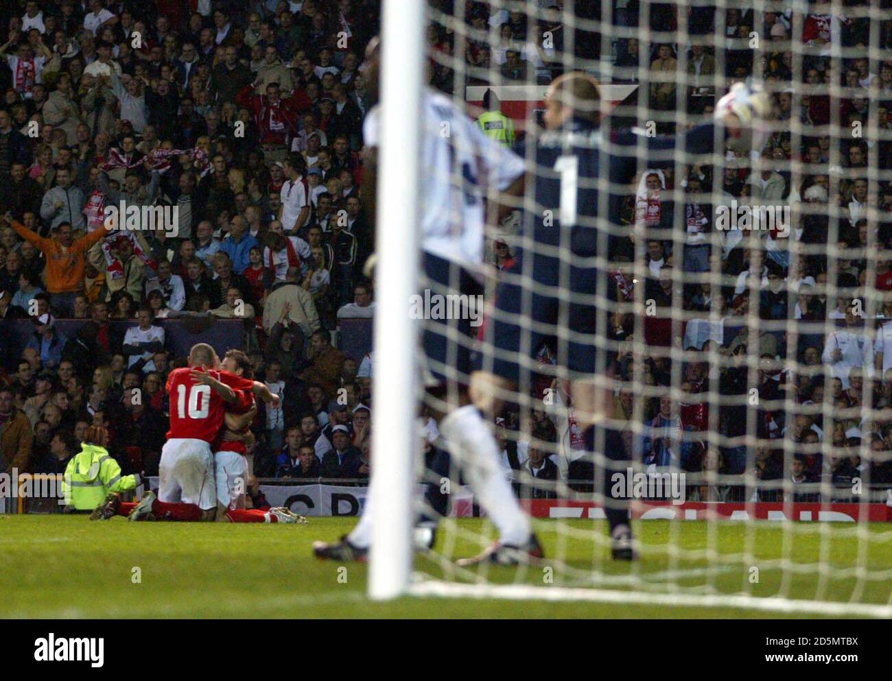 Les joueurs de Pologne célèbrent le but égalisateur contre l'Angleterre marqué par Tomasz Frankowski Banque D'Images