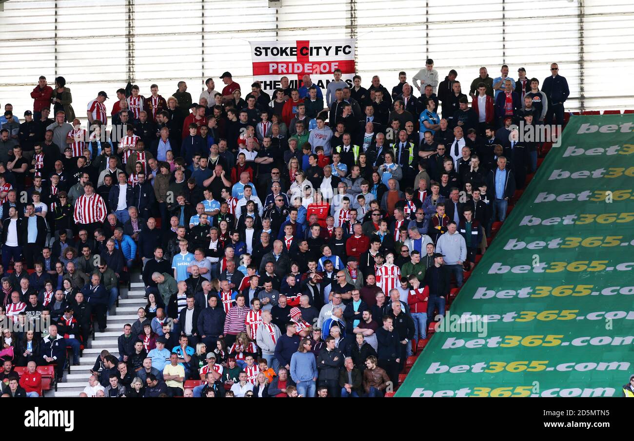 Les fans de stoke City dans les stands du stade Britannia Banque D'Images