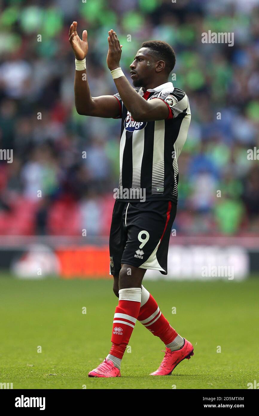 Omar Bogle, de la ville de Grimsby, reconnaît la foule Banque D'Images