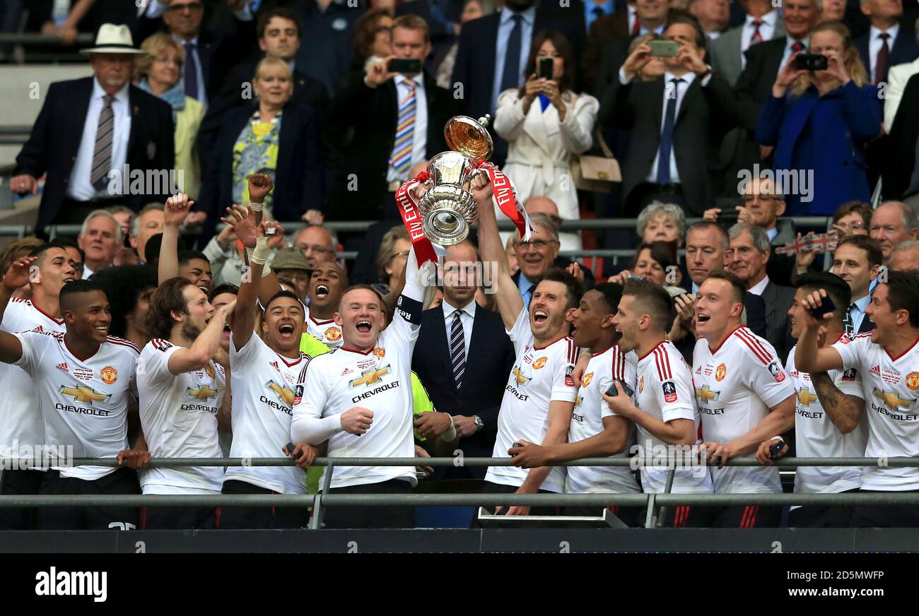 Wayne Rooney et Michael Carrick de Manchester United lèvent le trophée de la coupe Emirates FA après l'avoir présenté par le duc de Cambridge. Banque D'Images