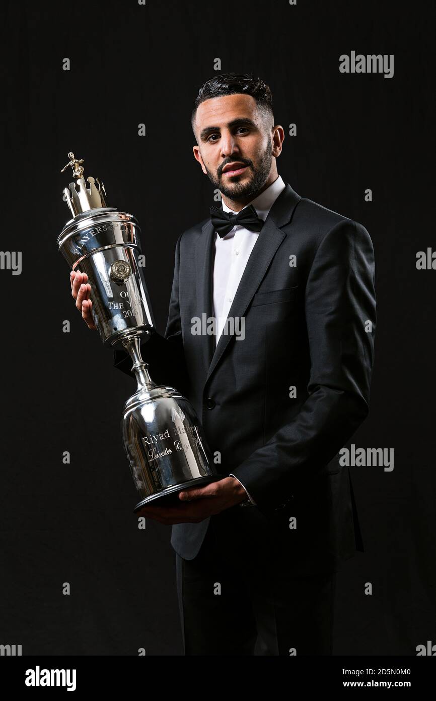 Riyad Mahrez de Leicester City avec son PFA Player of the Year Award lors des PFA Awards 2016 au Grosvenor House Hotel, Londres. Banque D'Images