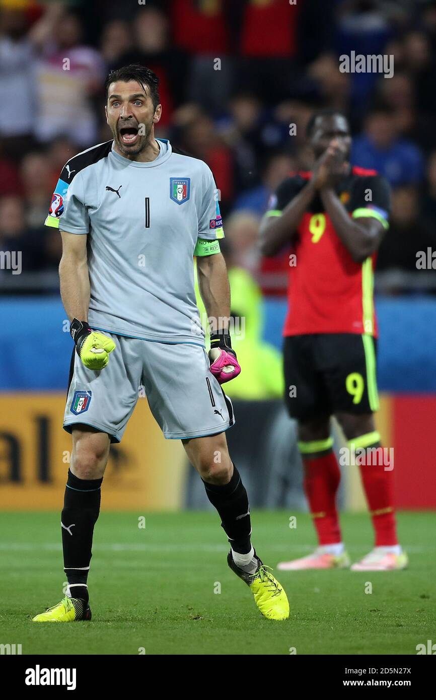 Le gardien de but italien Gianluigi Buffon réagit comme le Romelu Lukaku de Belgique (à droite) il s'agit d'une occasion manquée de marquer Banque D'Images