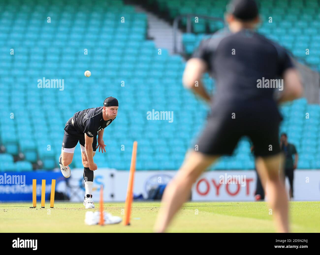 Stuart Meaker de Surrey (à droite) se réchauffe avant le match Banque D'Images