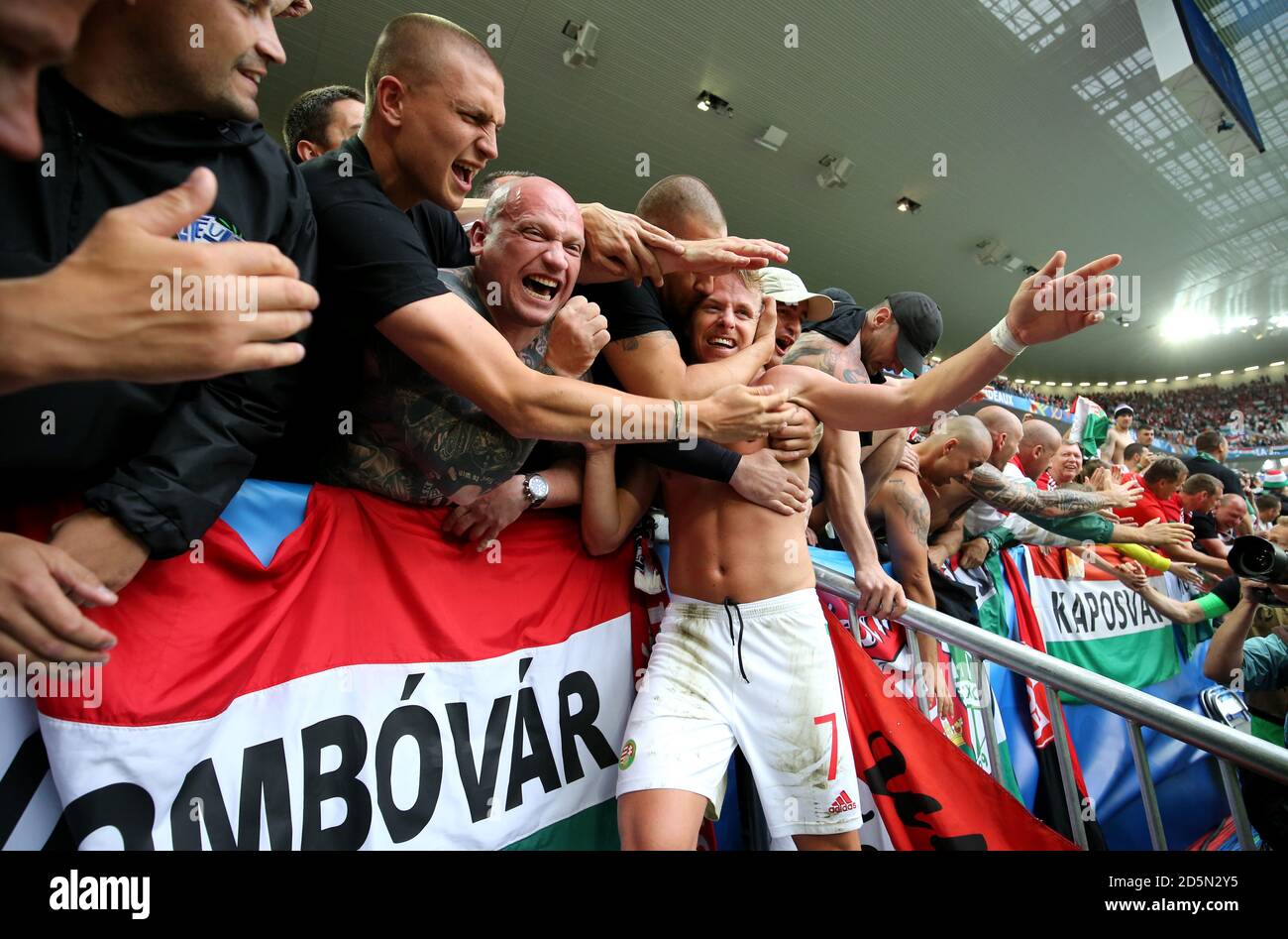 Le Balazs Dzsudzsak hongrois célèbre avec les fans après la finale sifflet Banque D'Images