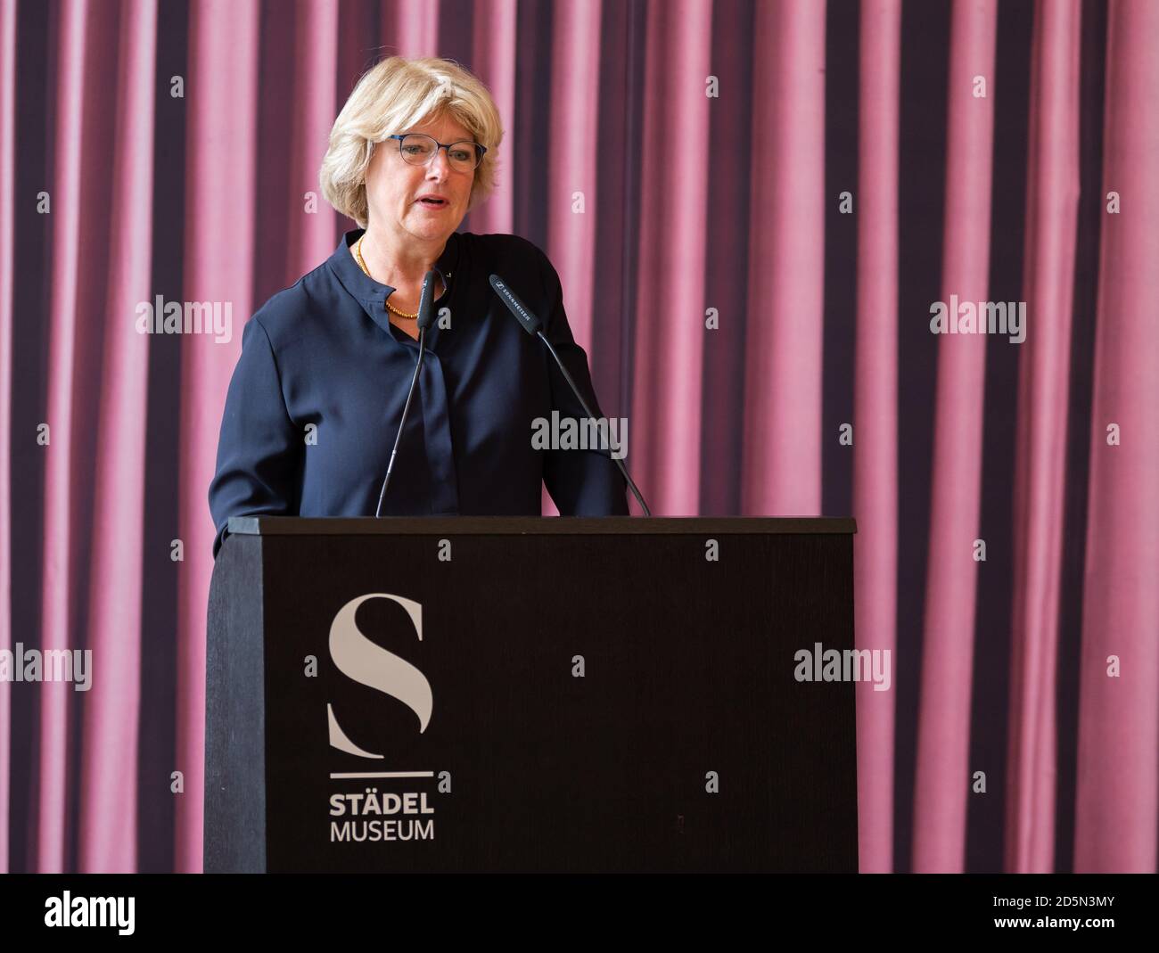 14 octobre 2020, Hessen, Francfort-sur-le-main: Monika Grütters (CDU), ministre d'État à la Culture, parle lors de la présentation du tableau 'Portrait de self avec verre de Champagne' par l'artiste allemand Max Beckmann lors d'un événement de presse au Musée Städel. Selon Städel, la peinture est l'une des œuvres les plus célèbres et les plus importantes de l'artiste. Photo: Silas Stein/dpa Banque D'Images