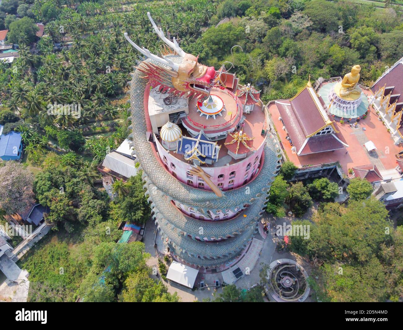 Vue aérienne du Temple du Dragon Wat Samphran dans le district de Sam Phran, dans la province de Nakhon Pathom, près de Bangkok, Thaïlande. Banque D'Images