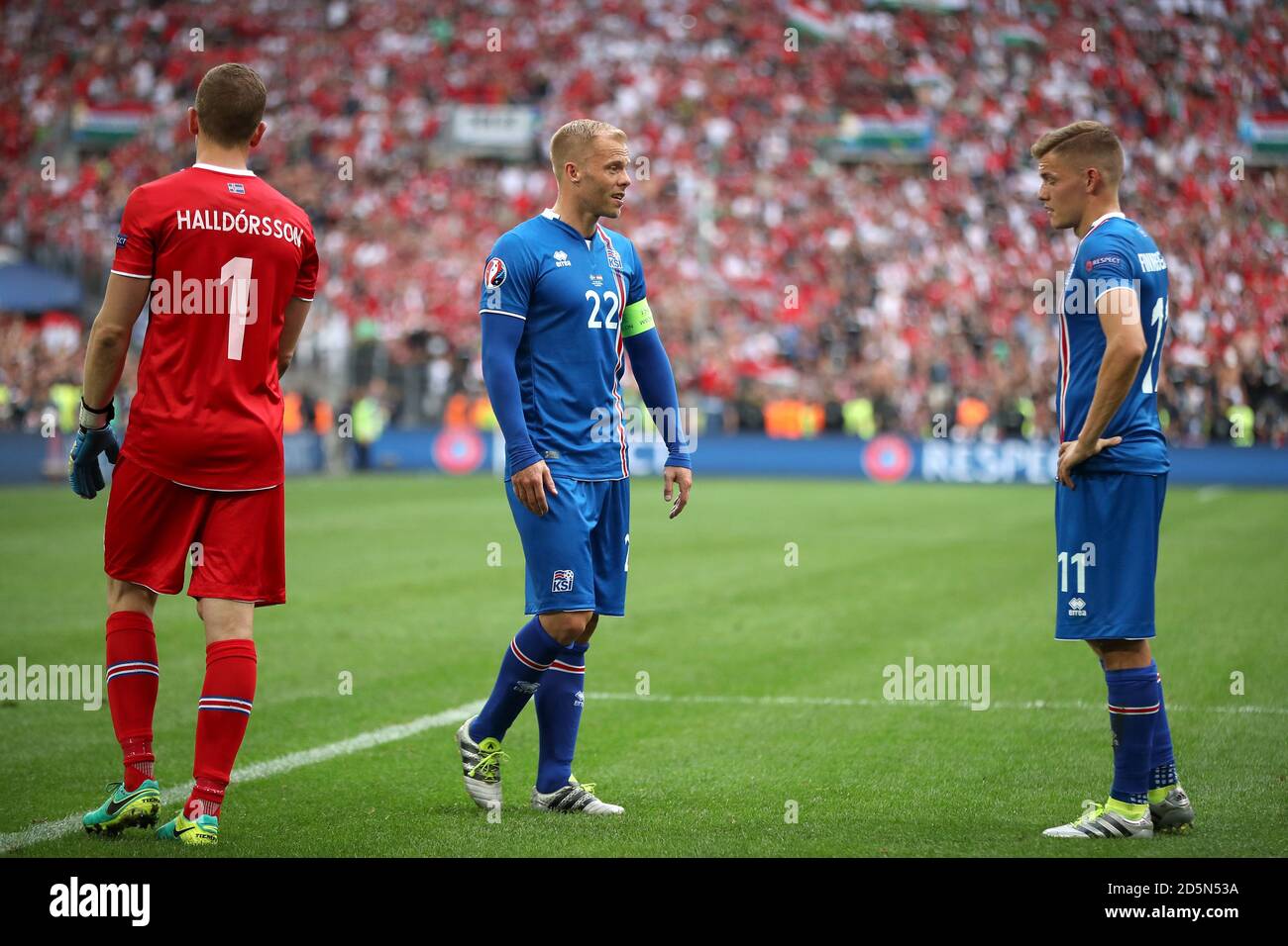 Le gardien de but Iceland Hannes Thor Halldorsson et les coéquipiers Eidur Gudjohnsen and Alfred Finnbogason (de gauche à droite) se tenir abattu après le coup de sifflet final Banque D'Images