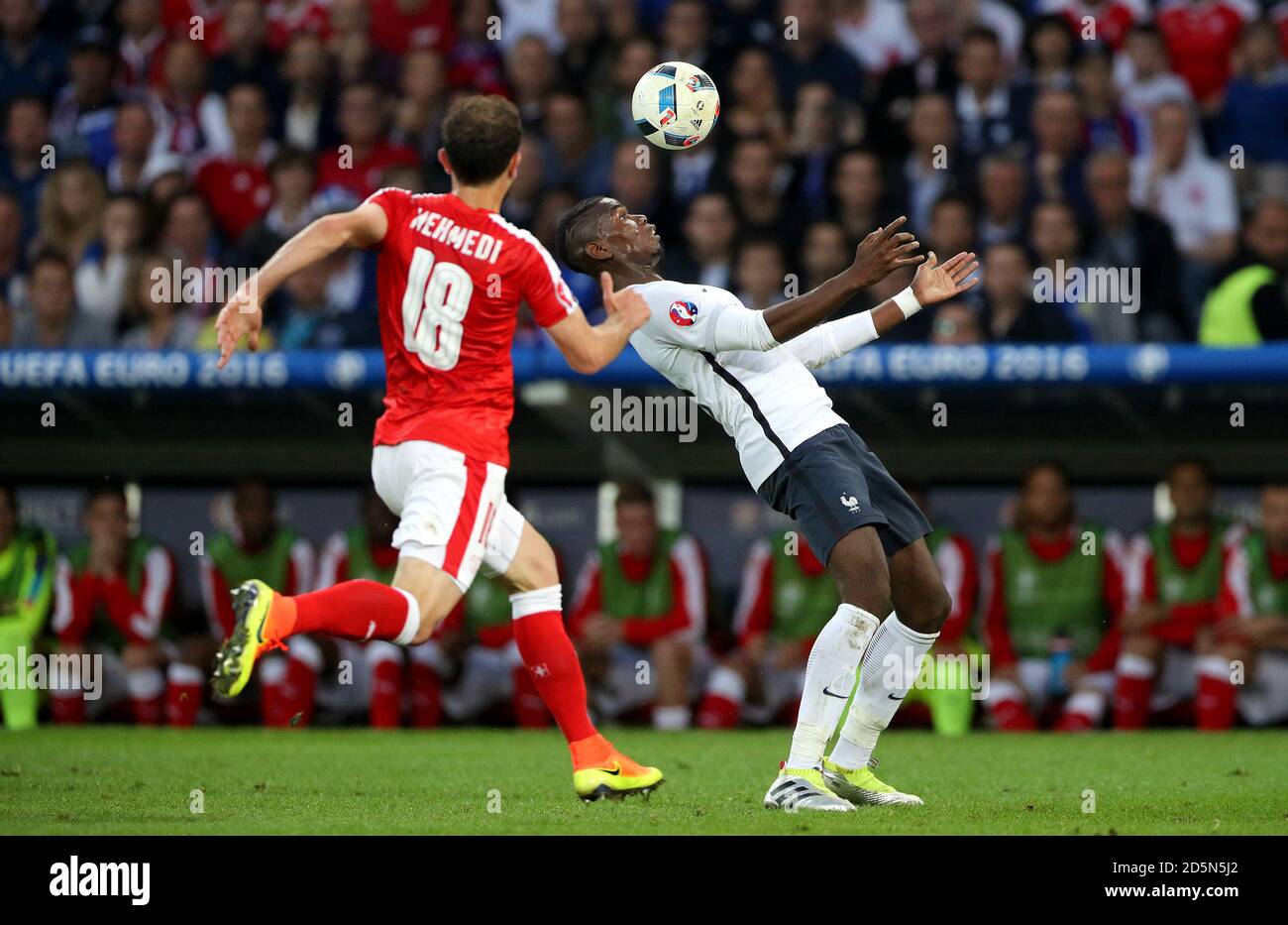 Paul Pogba (à droite) en France et Admir Mehmedi en Suisse en action. Banque D'Images