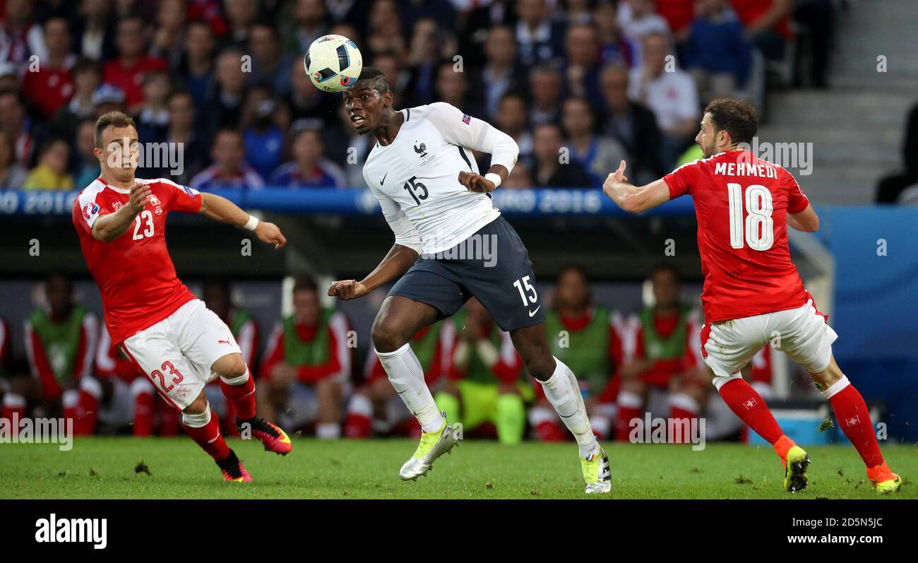 Paul Pogba (centre) en France en action avec Xherdan Shaqiri (à gauche) et Admir Mehmedi. Banque D'Images