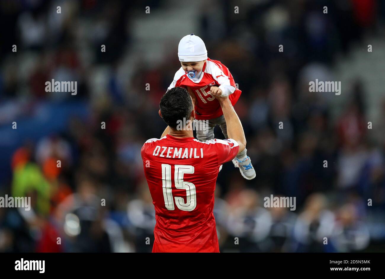 Blerim Dzemaili en Suisse avec son fils Luan sur le terrain après le match. Banque D'Images