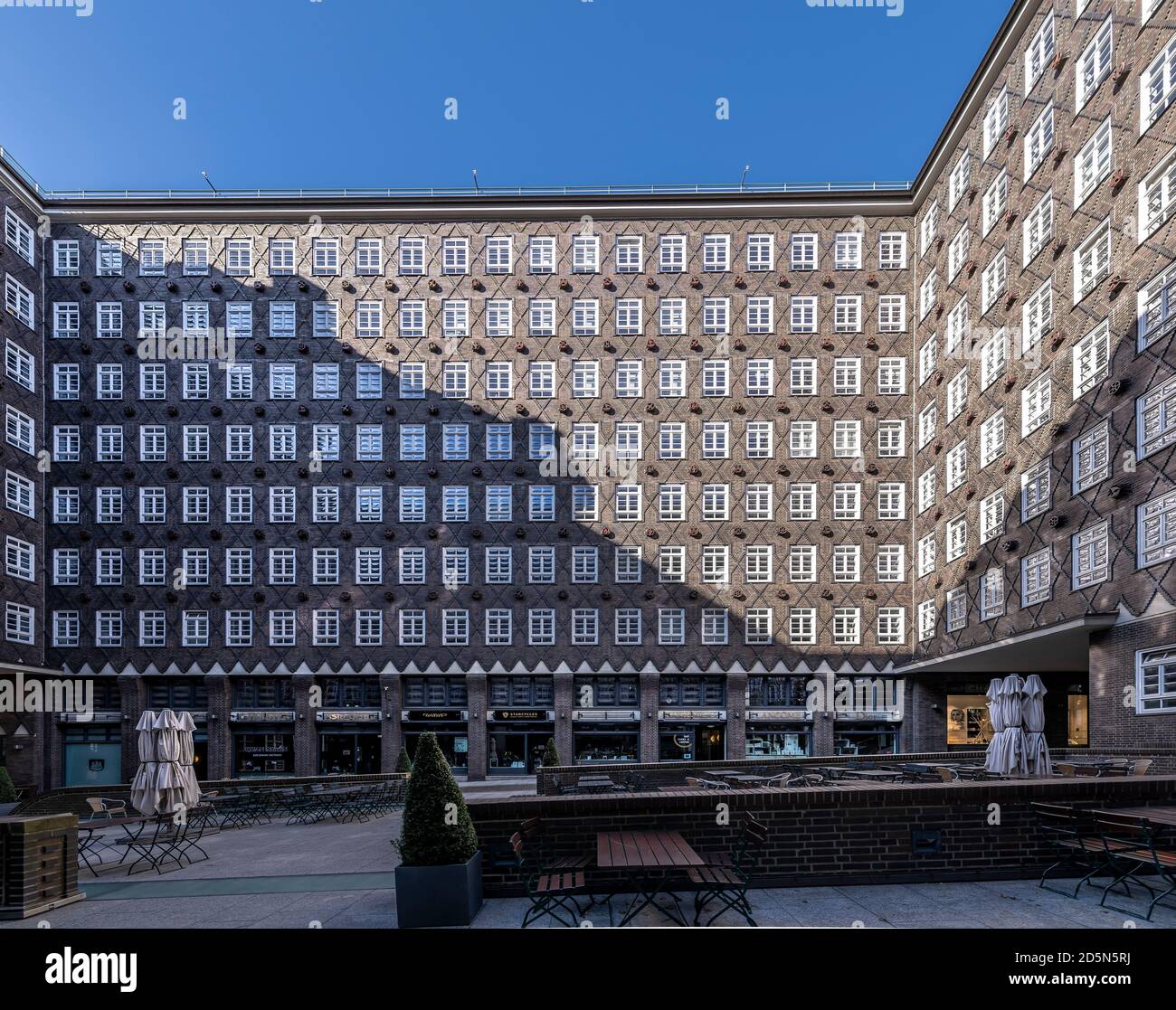 Sprinkenhof à Hambourg. Conçu par Fritz Höger, terminé en 1924. Un exemple extrême du style d'architecture de l'Expressionisme de brique des années 1920. Banque D'Images