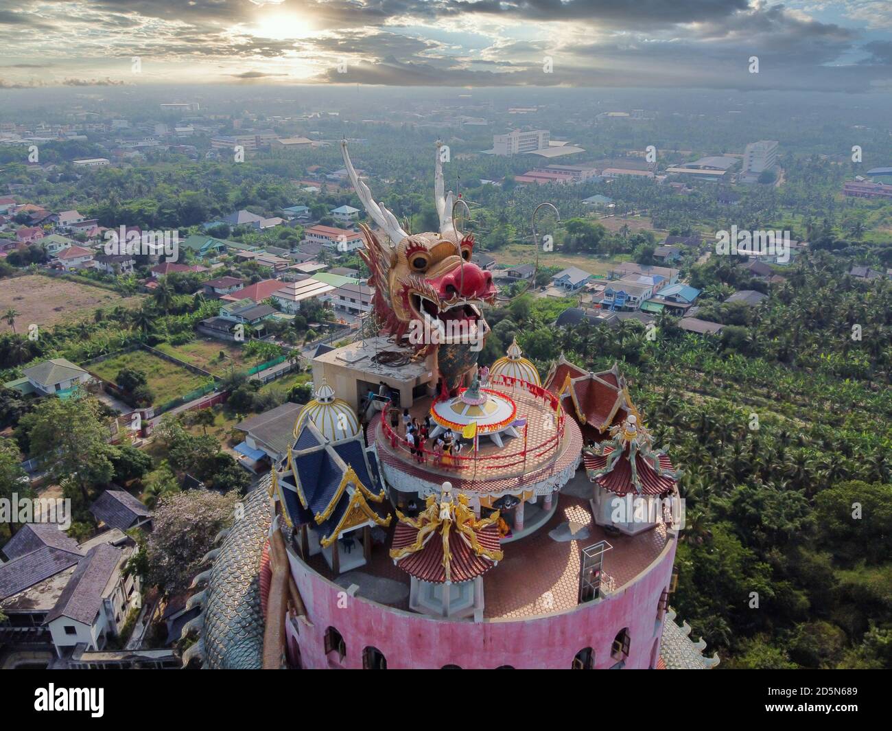 Vue aérienne du Temple du Dragon Wat Samphran dans le district de Sam Phran, dans la province de Nakhon Pathom, près de Bangkok, Thaïlande. Banque D'Images