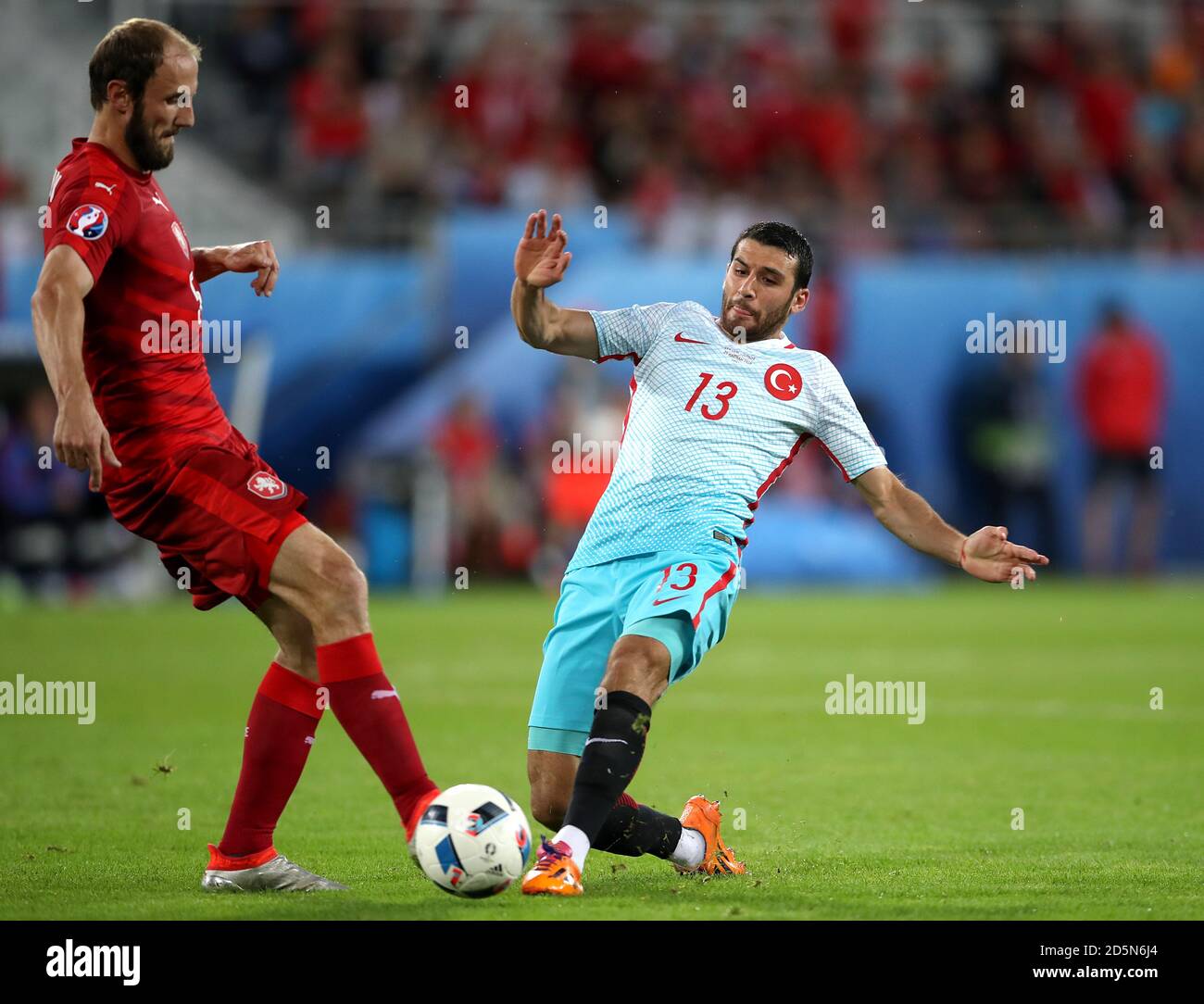 Ismail Koybasi en Turquie et Hubnik (à gauche) en République tchèque pour le ballon Banque D'Images