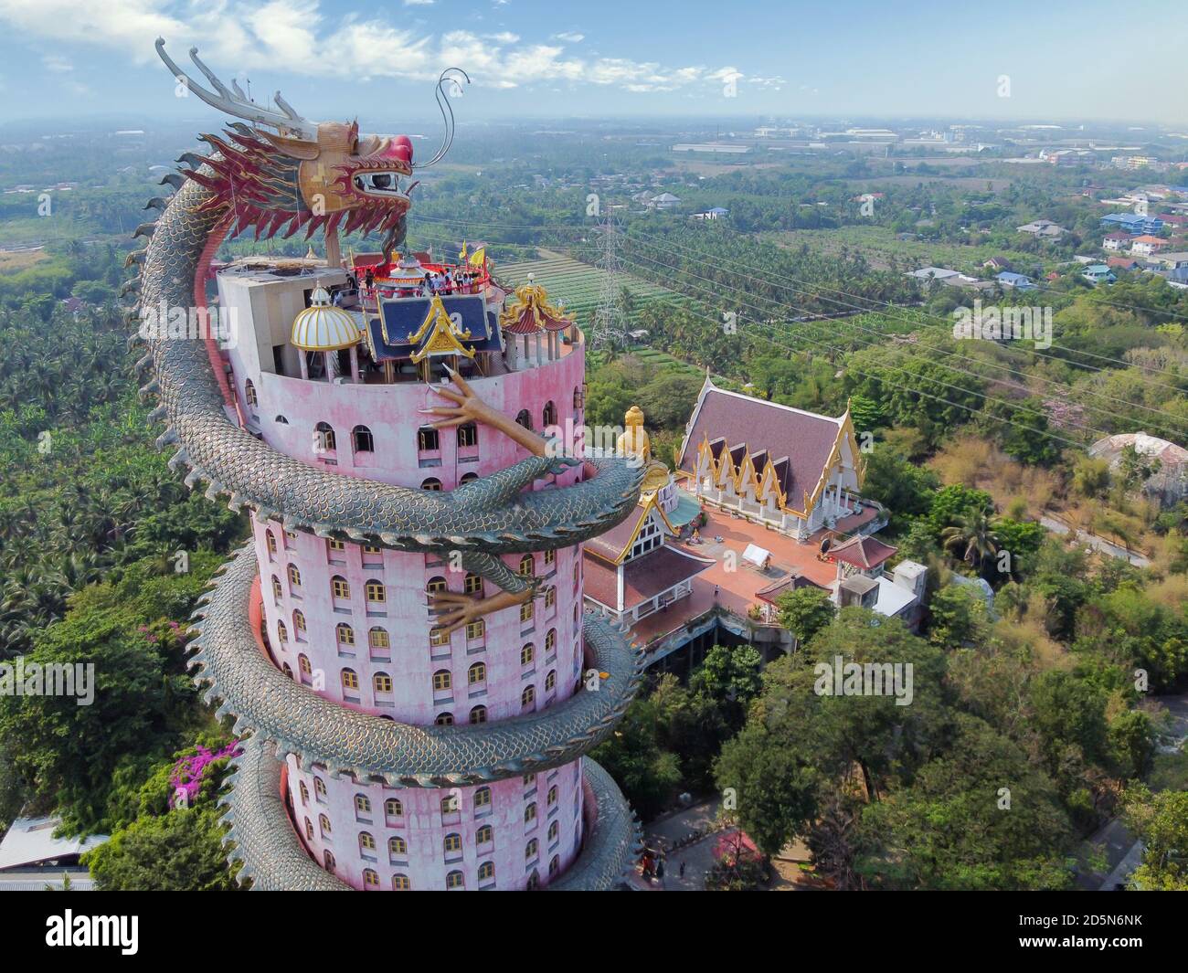 Vue aérienne du Temple du Dragon Wat Samphran dans le district de Sam Phran, dans la province de Nakhon Pathom, près de Bangkok, Thaïlande. Banque D'Images