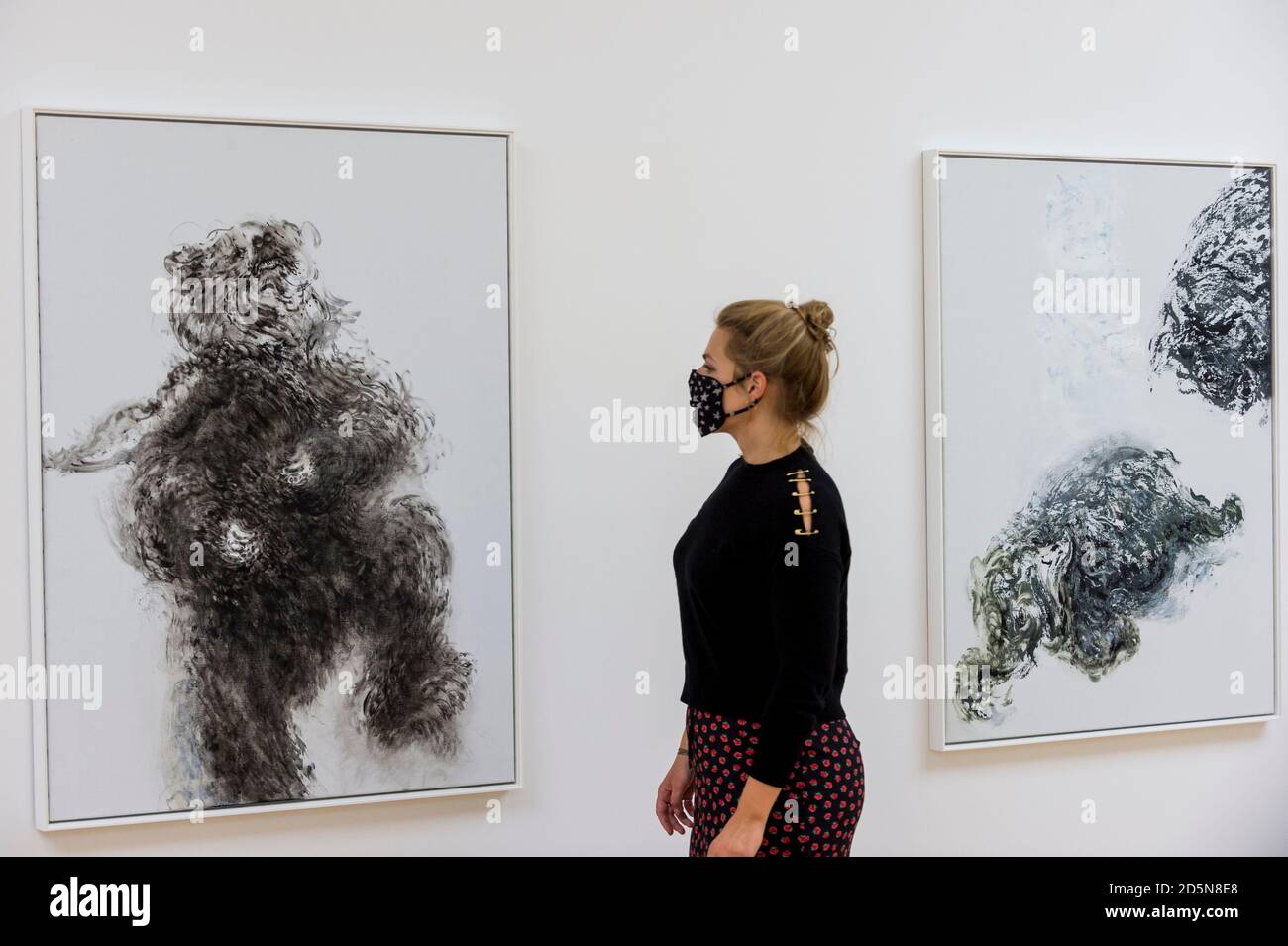 Londres Royaume Uni 14 Octobre Un Membre Du Personnel Pose Avec L Jeune Ours Dansant 19 Ans Et Bebe Elephant Abandonne 19 Ans A La Prevue De Maggi Hambling A La