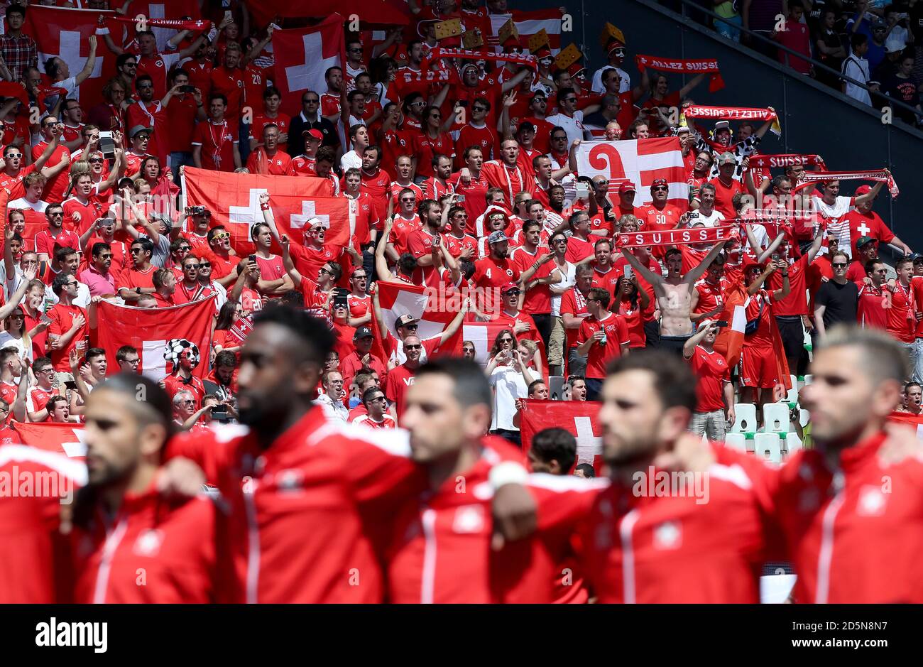 La Suisse fans lors de l'hymne national Banque D'Images