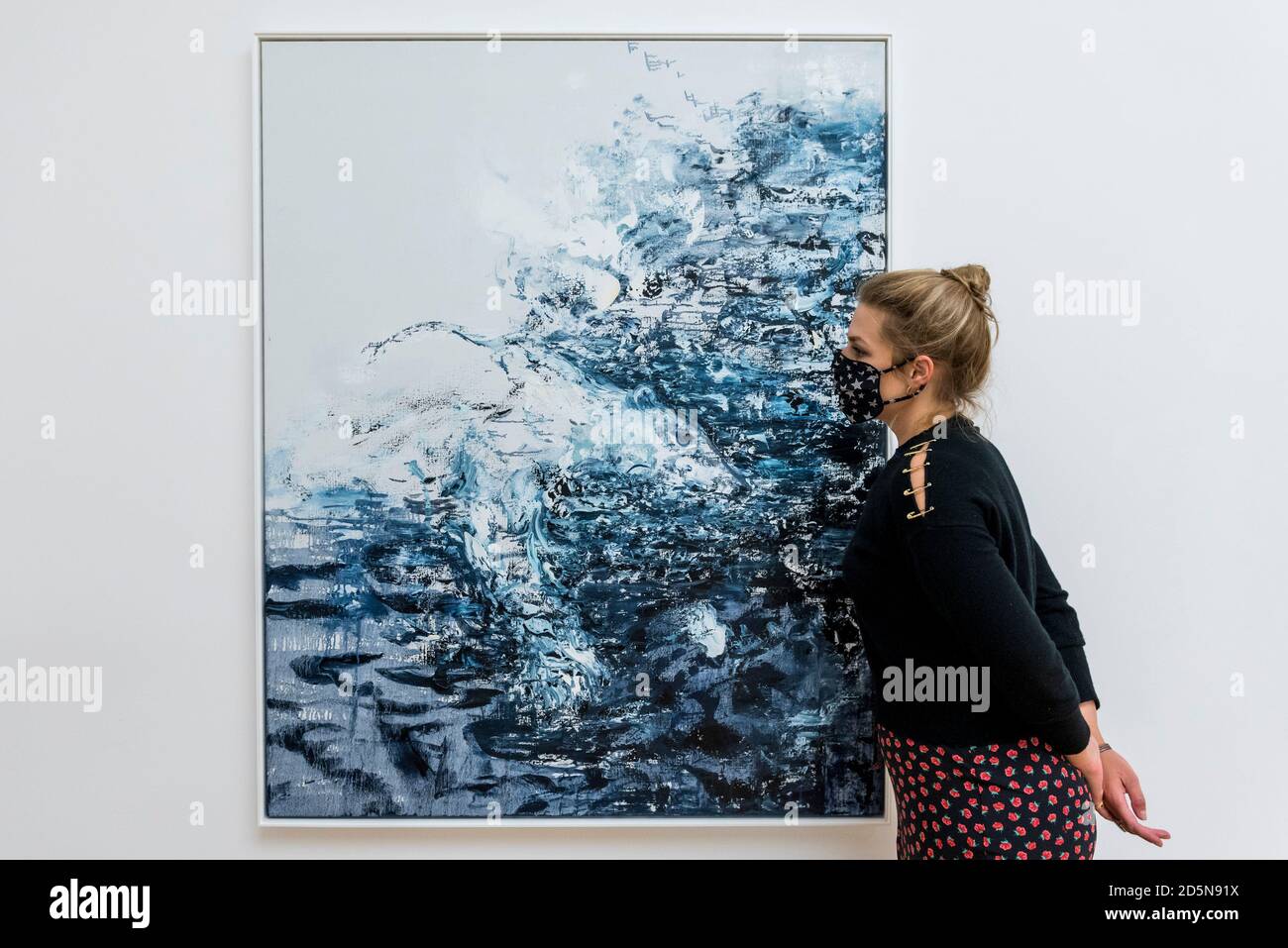 Londres, Royaume-Uni. 14 octobre 2020. Un membre du personnel pose avec 'Polar Bear', 2019 ans, à l'aperçu de Maggi Hambling: 2020 à la Galerie Malborough à Mayfair. L’exposition de peintures récentes coïncide avec le 75e anniversaire de Hambling et se déroule du 15 octobre au 21 novembre 2020. Credit: Stephen Chung / Alamy Live News Banque D'Images