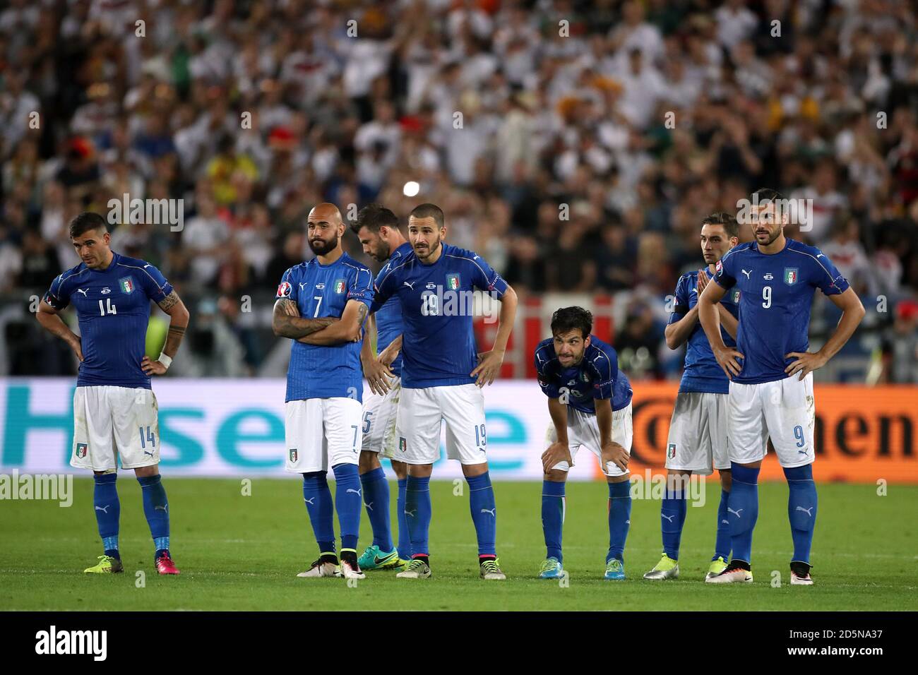 Les joueurs de l'Italie semblent être découragés lors du tir de pénalité Banque D'Images