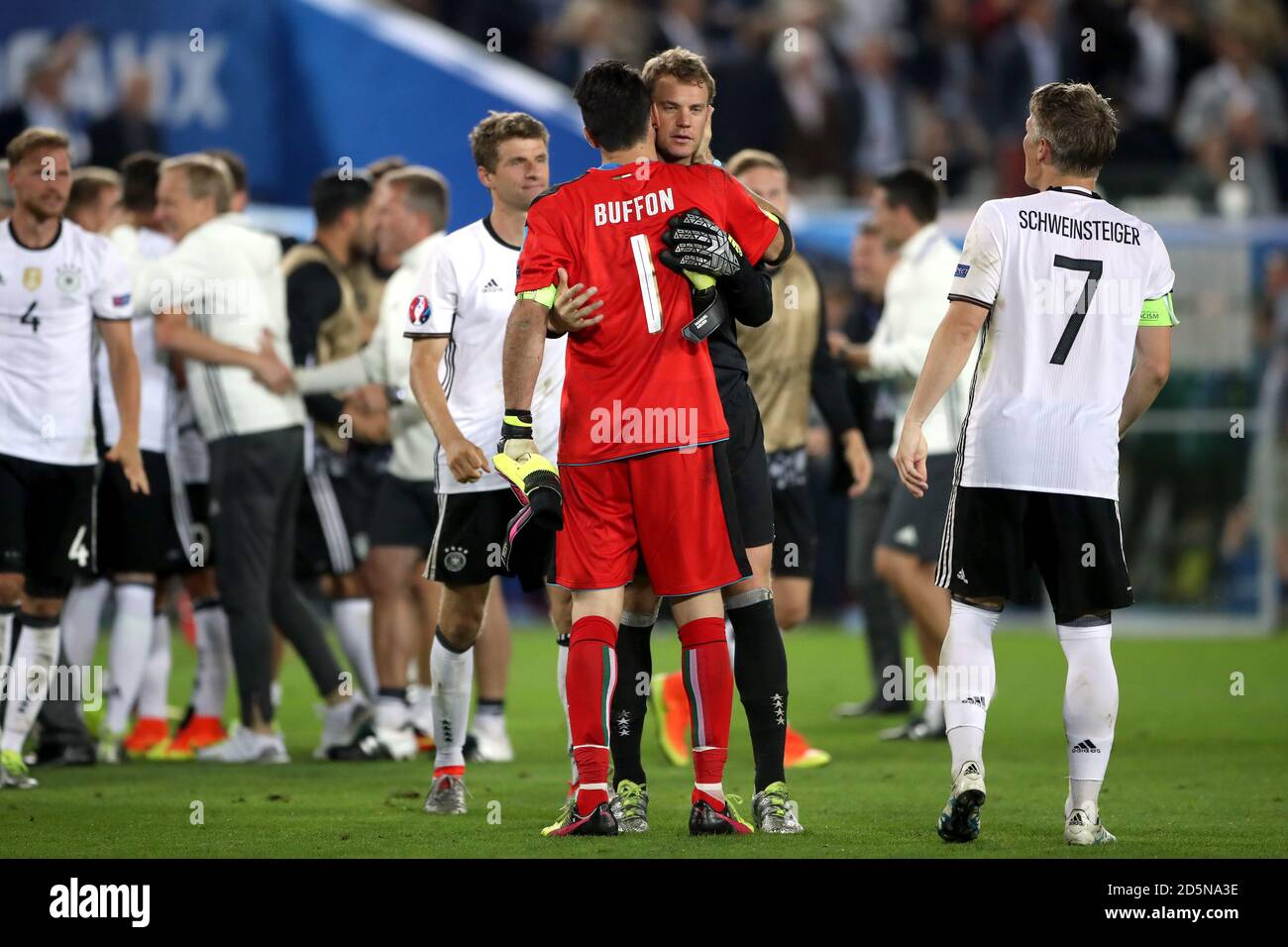 Gianluigi Buffon, gardien de but italien, et Manuel Neuer, gardien de but allemand (au centre à droite) embrassez après le match Banque D'Images