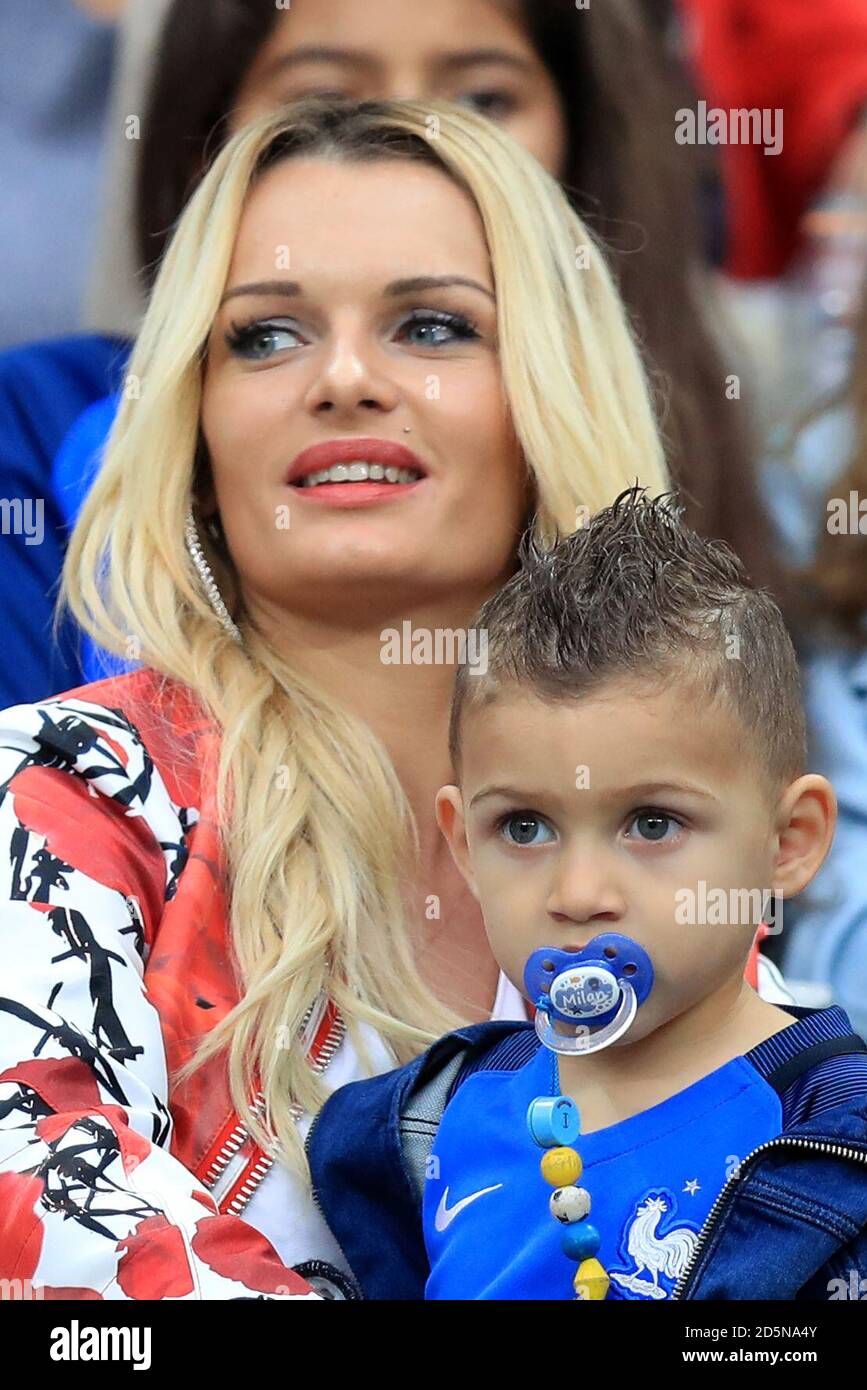 Ludivinic Payet, épouse de Dimitri Payet en France dans les tribunes avec leur fils Milan Payet Banque D'Images
