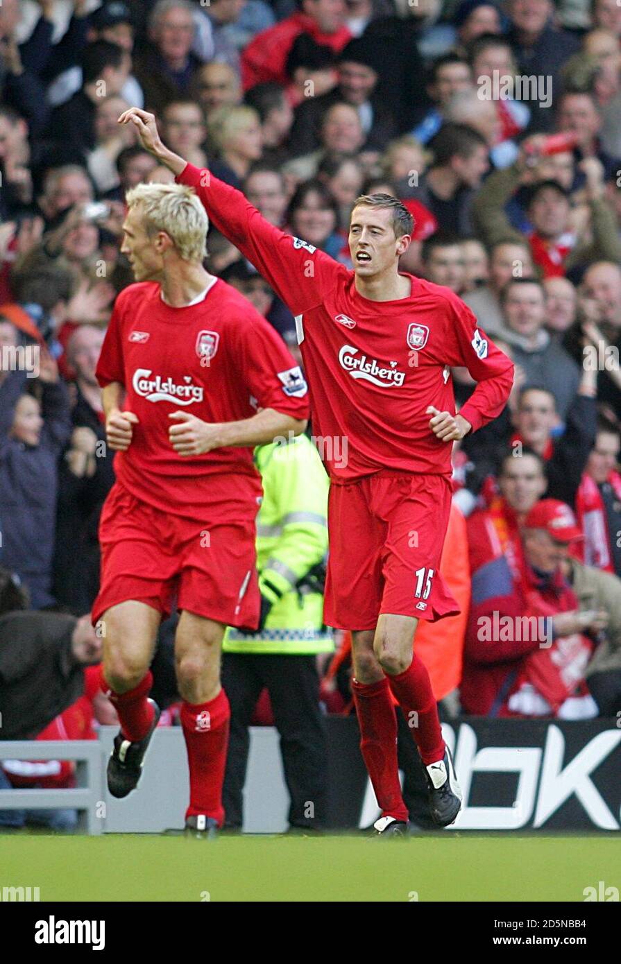 Peter Crouch de Liverpool célèbre son deuxième but contre Wigan Athlétique Banque D'Images Peter Crouch de Liverpool célèbre son deuxième but contre Wigan Athlétique Banque D'Images