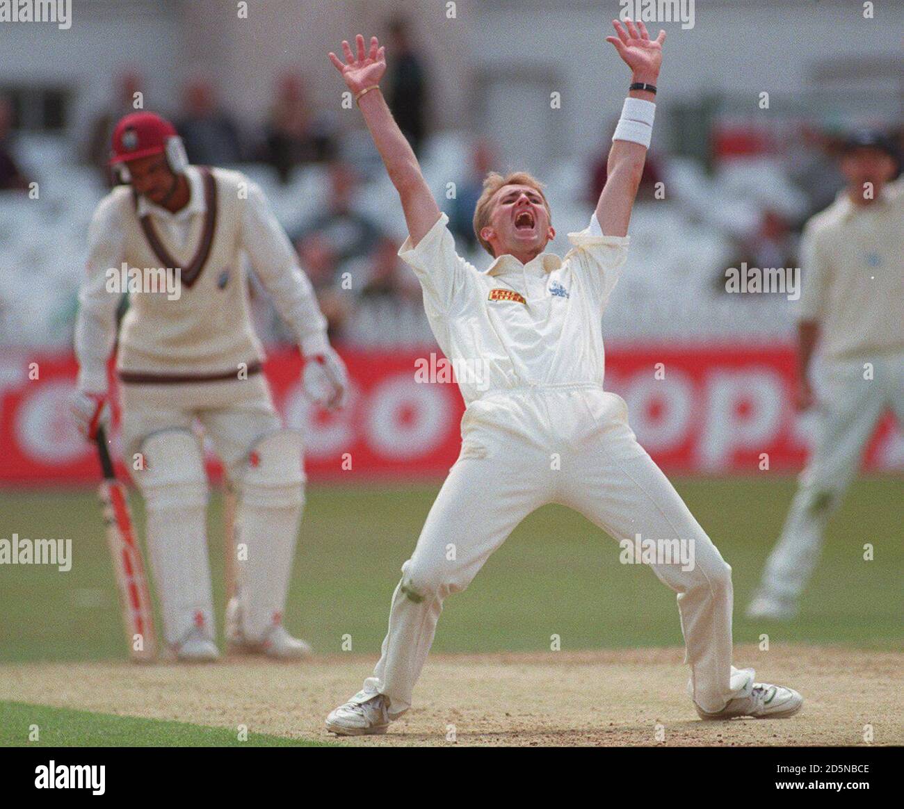 Dominic Cork (à droite), en Angleterre, lance un appel pour LBW contre West Indies Jimmy Adams (gauche) Banque D'Images