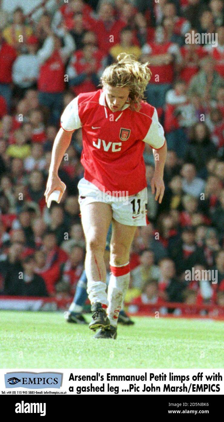 L'Emmanuel petit d'Arsenal s'enjambe avec une jambe écrasée Banque D'Images