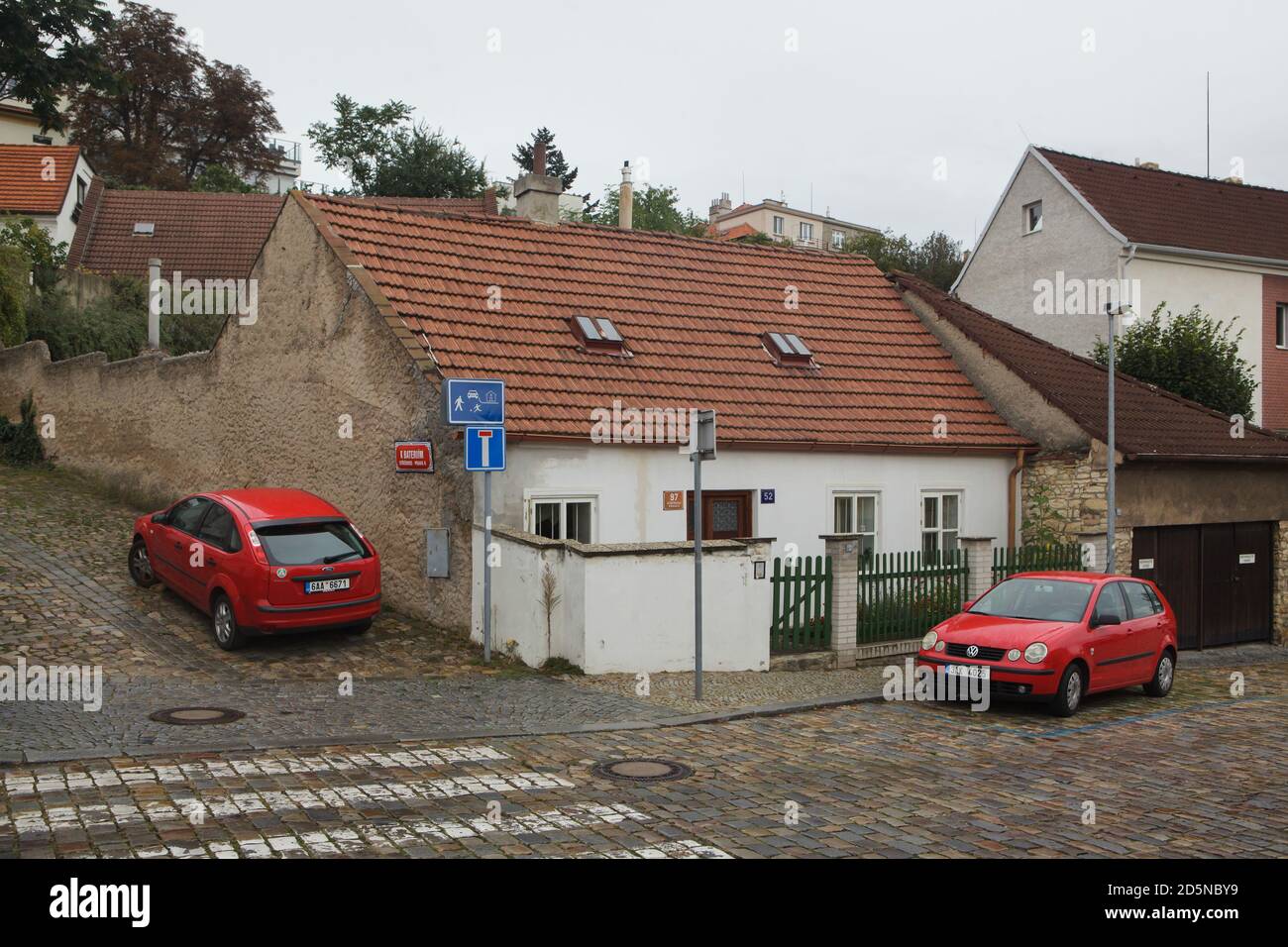 Maison pittoresque à Střešovičky, également connue sous le nom de Malé Střešovice (petit Střešovice) à Prague, République tchèque. Střešovičky est une ancienne colonie de travailleurs avec de petites maisons datant de la fin du XVIIIe siècle qui a conservé son atmosphère originale intacte au cours des siècles et connue maintenant comme un site romantique sans touristes dans la banlieue de Prague. Le coin de la rue VE Střešovičkách et de la rue K Bateriím est représenté sur la photo. Banque D'Images