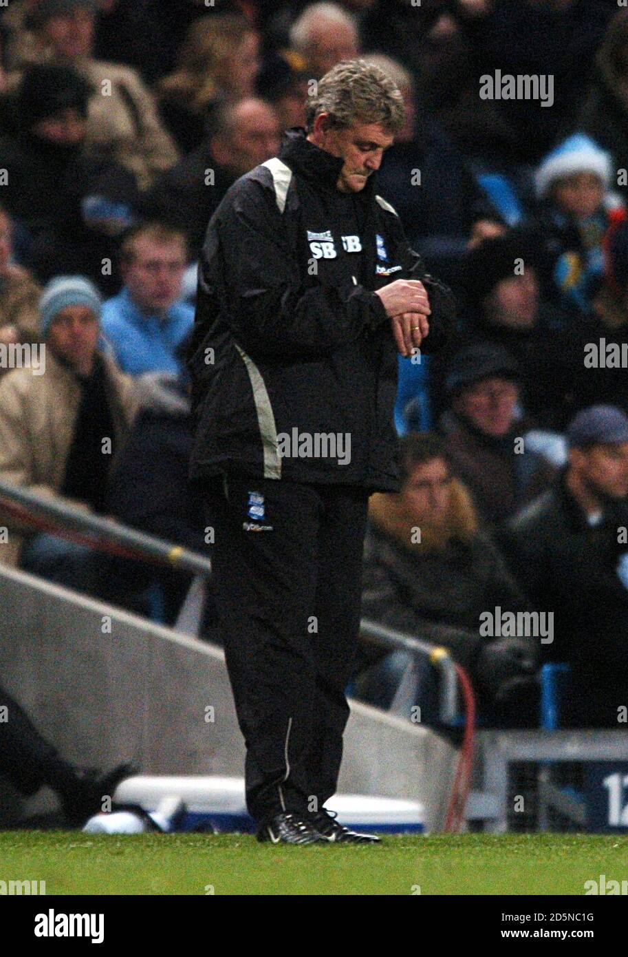 Le directeur de la ville de Birmingham, Steve Bruce, vérifie sa montre Banque D'Images