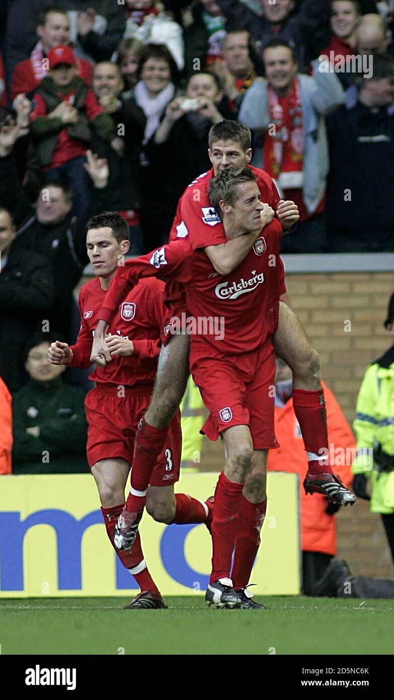 Steven Gerrard de Liverpool célèbre son but avec Peter Crouch Banque D'Images Steven Gerrard de Liverpool célèbre son but avec Peter Crouch Banque D'Images