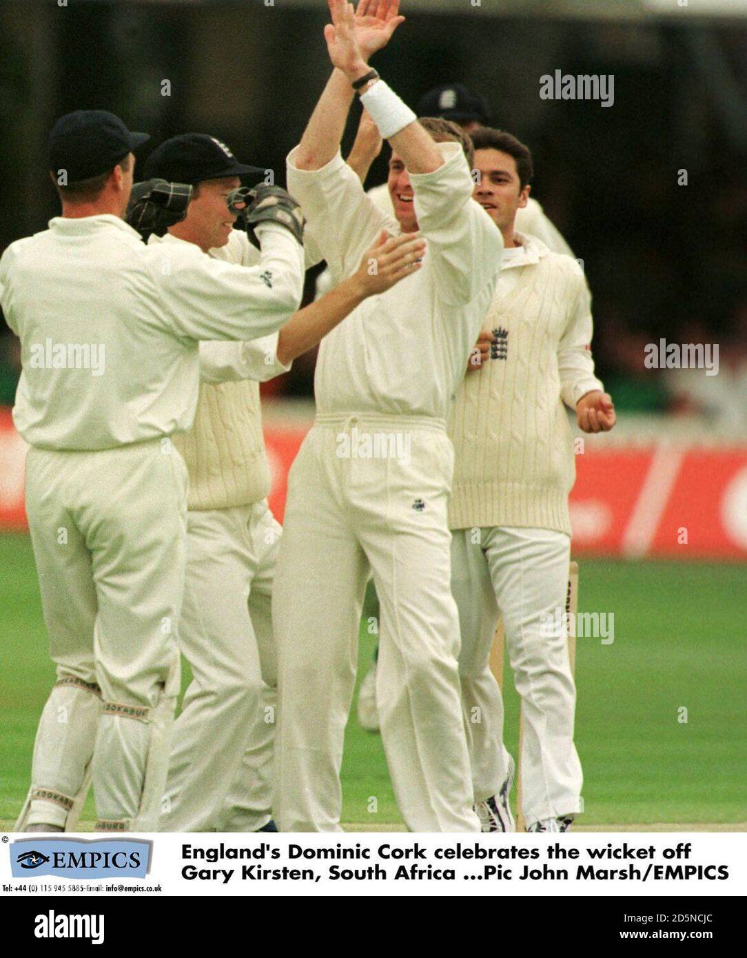 Dominic Cork d'Angleterre (deuxième à droite) Célèbre la prise de la porte de Gary Kirsten d'Afrique du Sud Banque D'Images