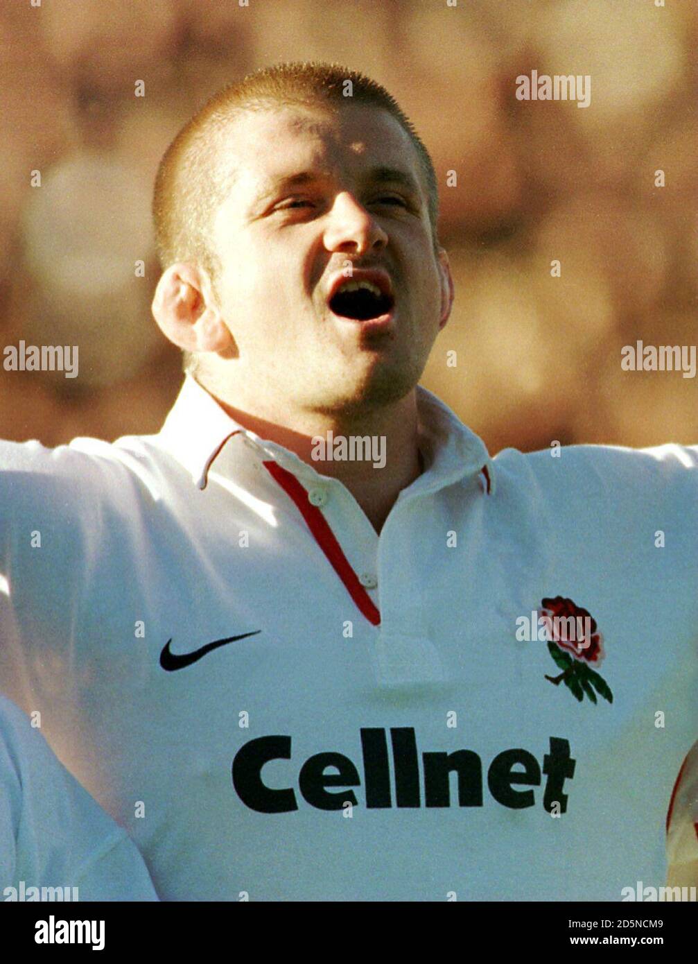 Le Graham Rowntree d'Angleterre chante l'hymne national Banque D'Images