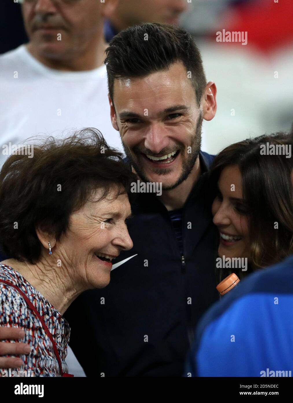 Le gardien de but de France Hugo Lloris célèbre avec sa femme Marine et sa mère Marie après le coup de sifflet final Banque D'Images