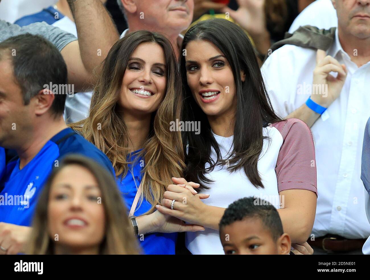 Marine Lloris, épouse du gardien de but français Hugo Lloris (à gauche) avec Ludive Sagna, épouse de France Bacary Sagna dans les stands avant le match. Banque D'Images