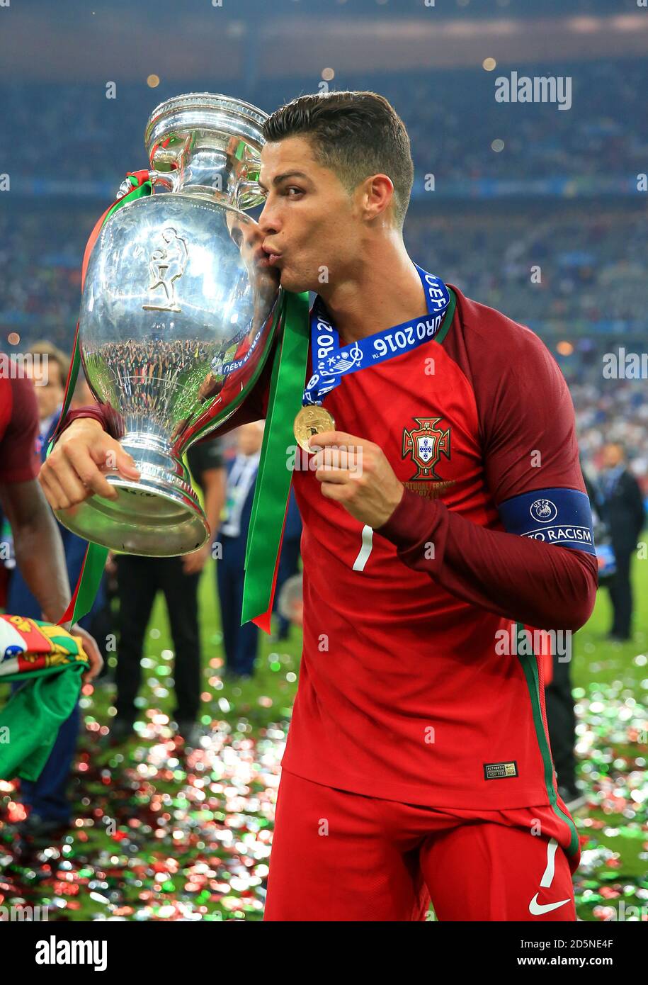 Cristiano Ronaldo du Portugal célèbre avec le trophée sur le terrain après  que le Portugal a remporté la finale de l'UEFA Euro 2016 Photo Stock - Alamy