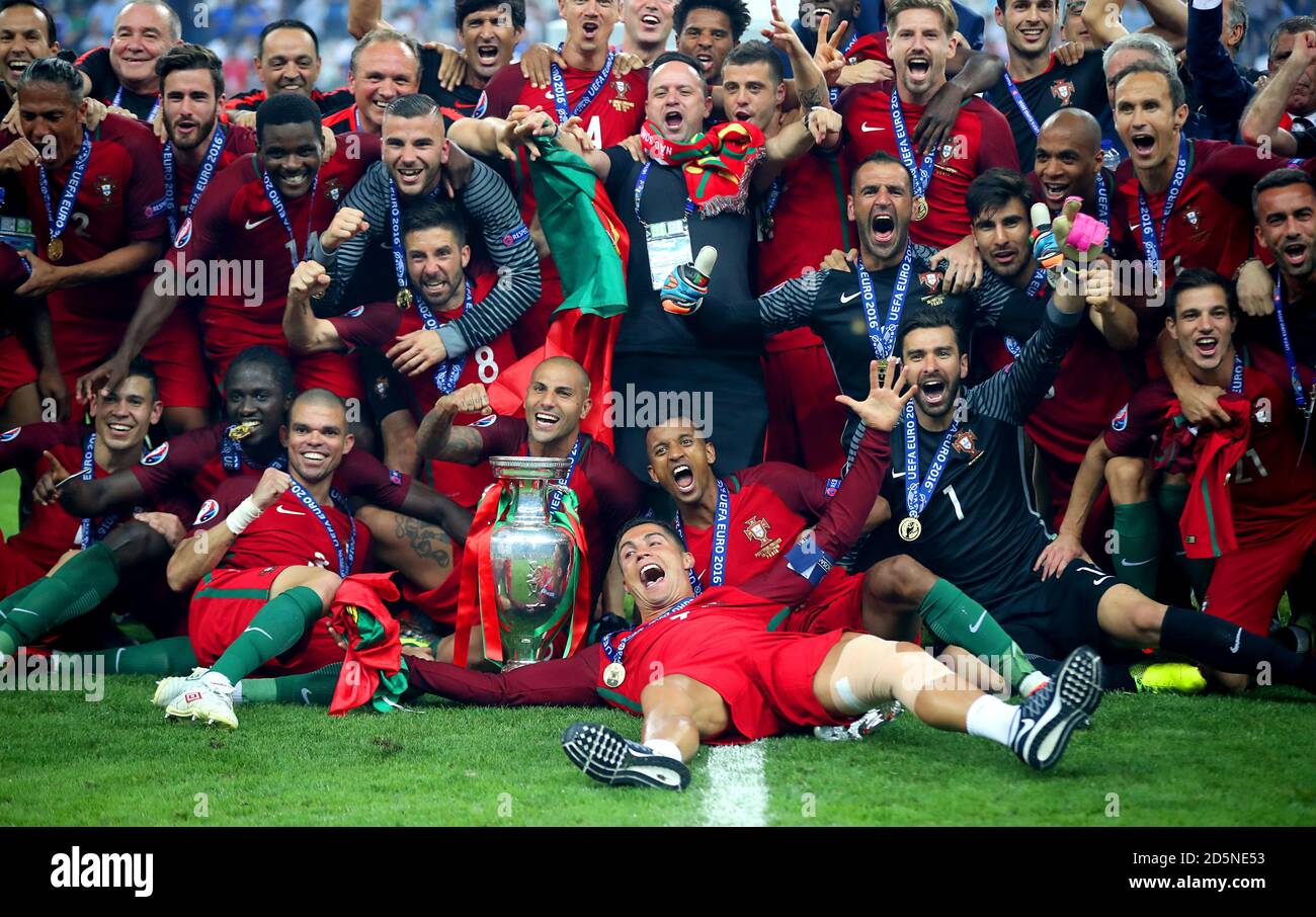 Cristiano Ronaldo (au centre) du Portugal et ses coéquipiers célèbrent le trophée sur le terrain après avoir remporté la finale de l'UEFA Euro 2016. Banque D'Images