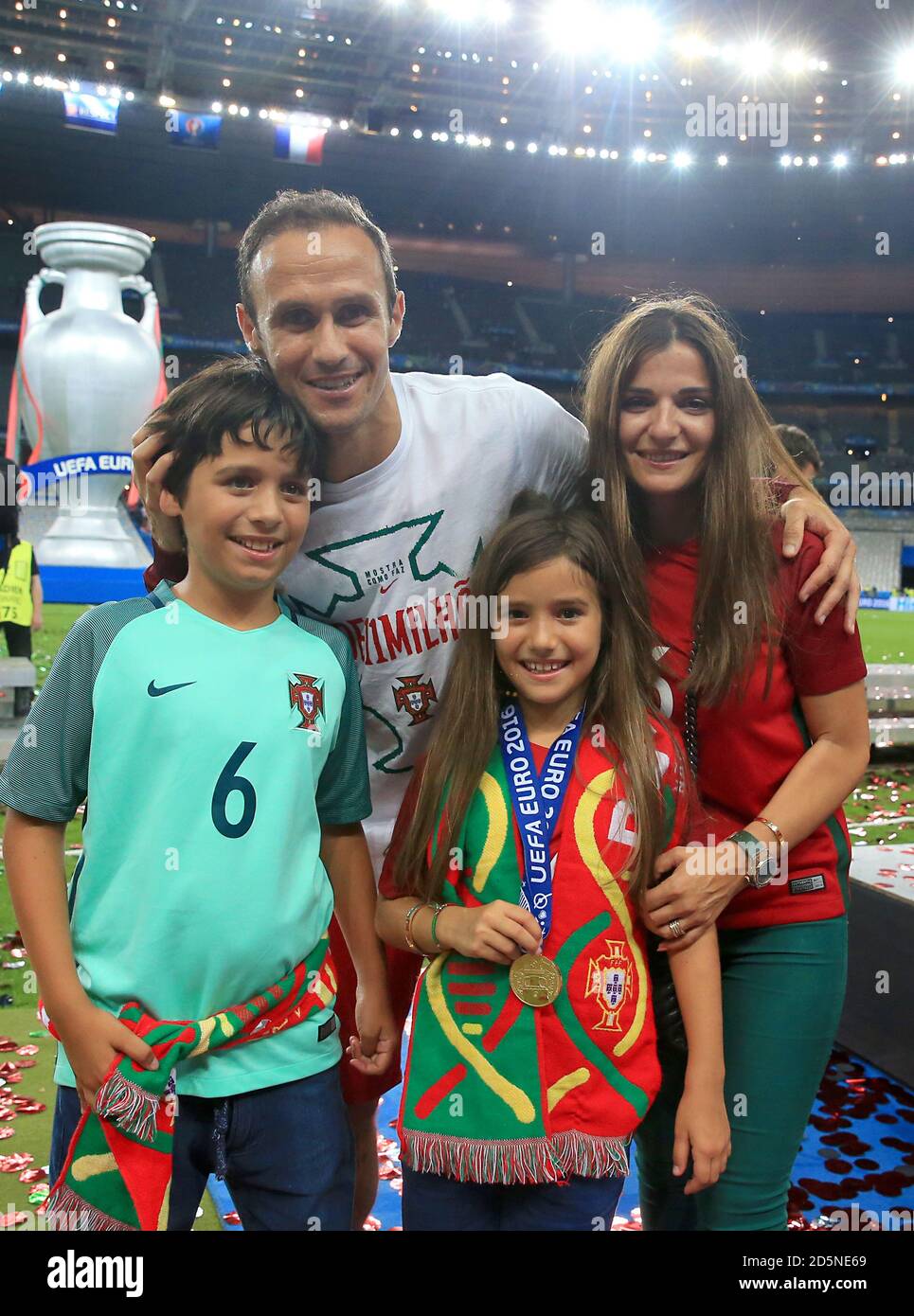 Ricardo Carvalho du Portugal et sa famille célèbrent sur le terrain après que le Portugal a remporté la finale de l'UEFA Euro 2016. Banque D'Images