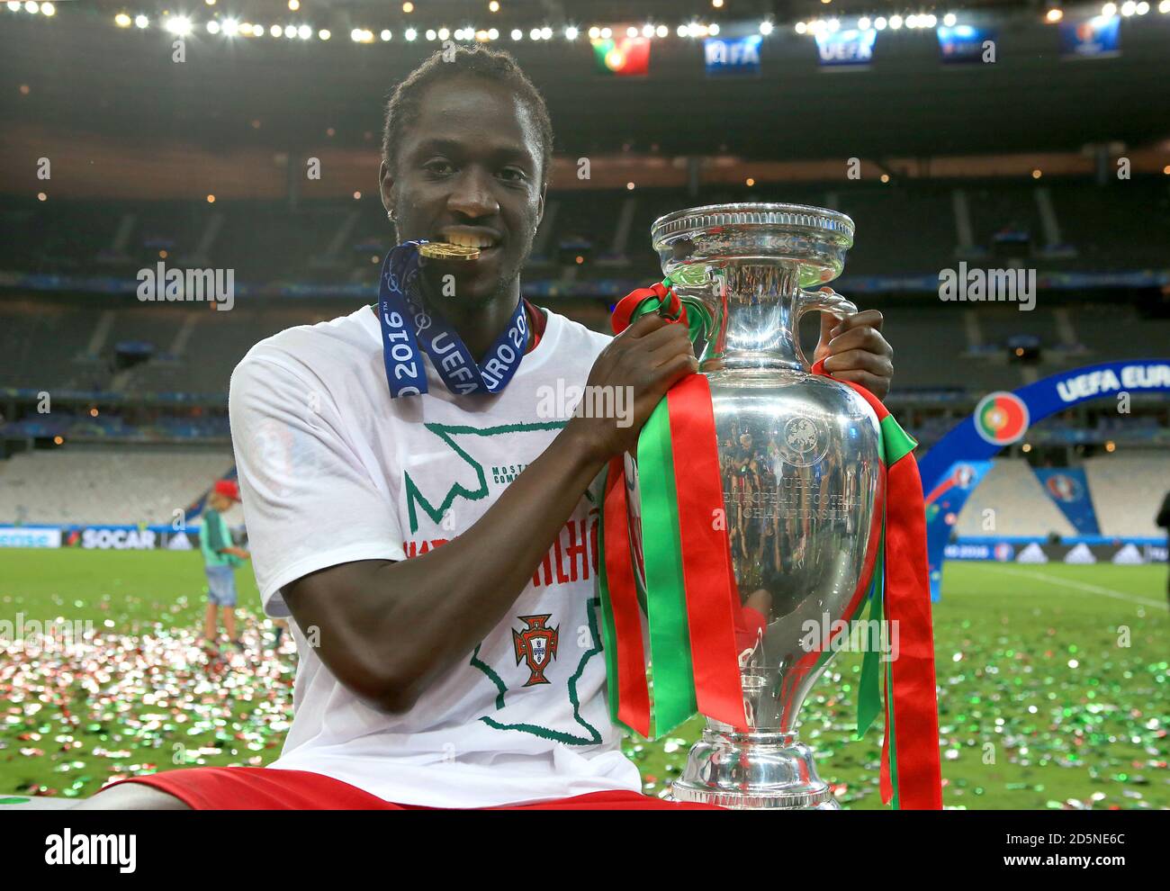 L'Eder du Portugal célèbre avec le trophée après que le Portugal ait remporté la finale de l'UEFA Euro 2016. Banque D'Images