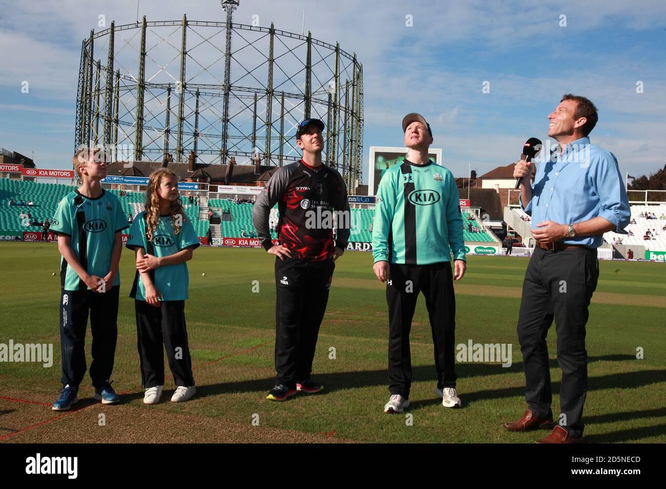 L-R : les mascottes du jour du match se disputées avec le capitaine du Somerset Jim Allenby, le capitaine du Surrey Gareth Batty et le présentateur de Sky Sports Michael Atherton Banque D'Images